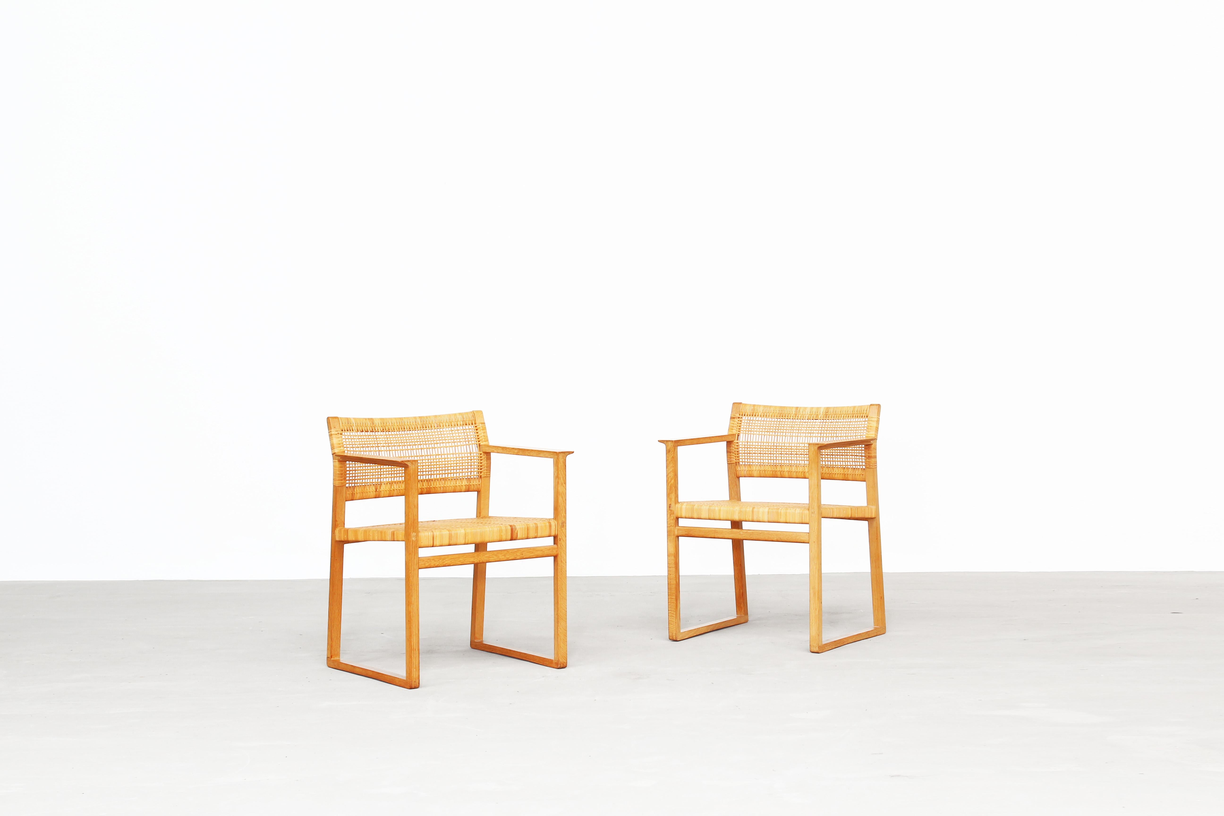 A very beautiful pair of dining chairs designed by Børge Mogensen for Fredericia Stolefabrik, Denmark. Both chairs are in a very good condition with just little traces of usage. The frame made out of oak comes in a great patina. The cane is still in