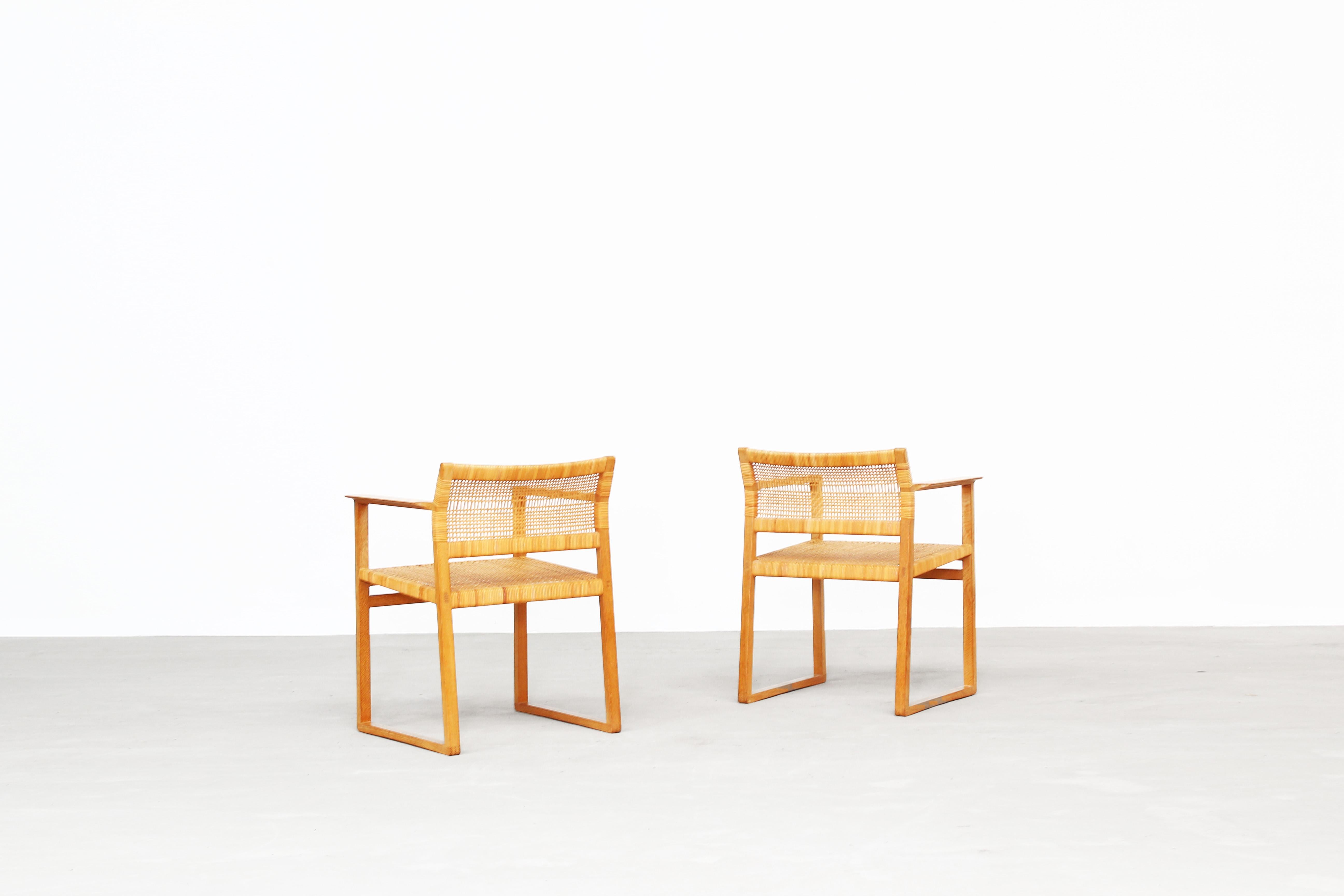 Pair of Dining Chairs/Armchairs by Børge Mogensen for Fredericia in Oak, Denmark In Good Condition In Berlin, DE