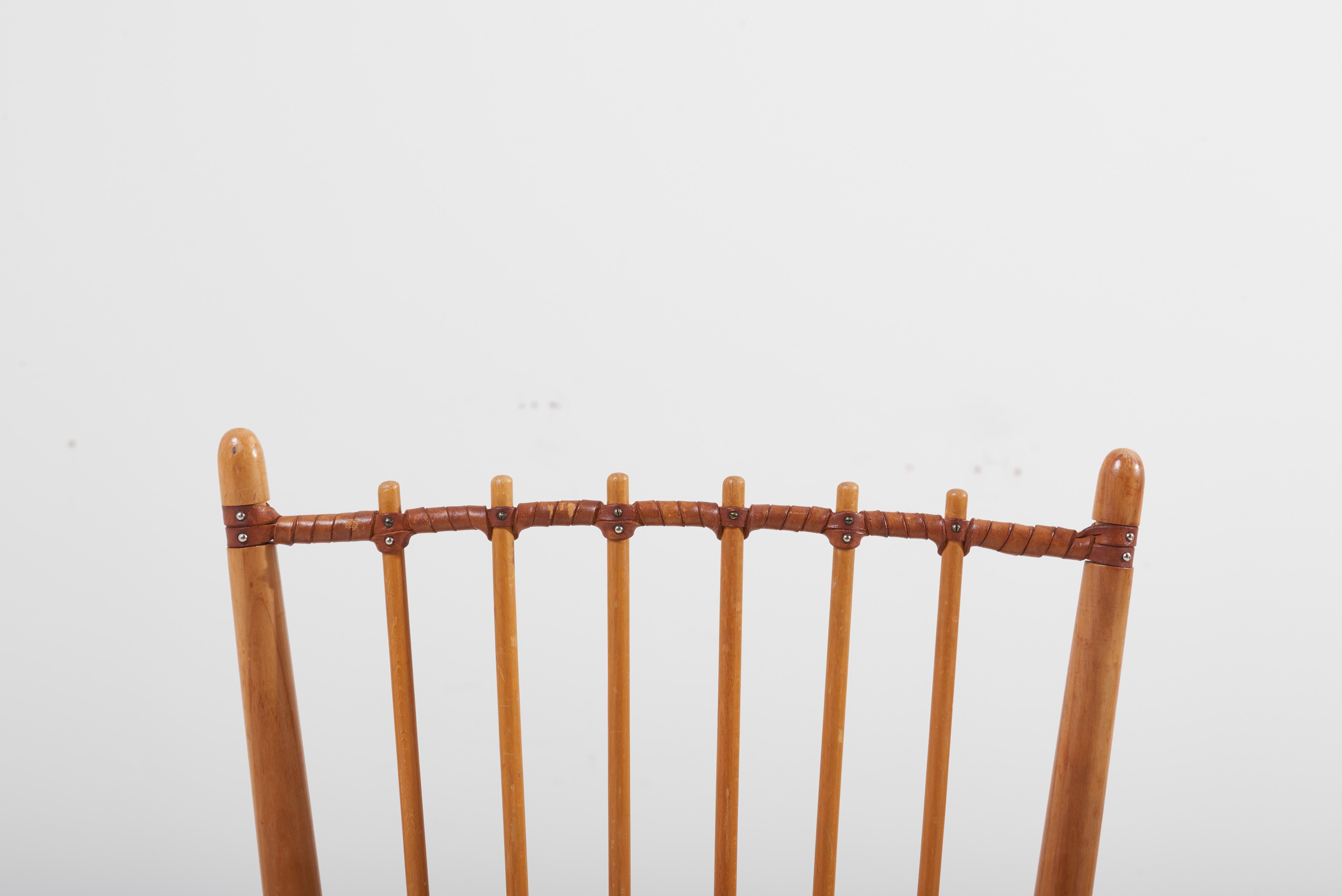 Paire de chaises de salle à manger en bois, conçues dans les années 1950 par Albert Haberer et fabriquées par Hermann Fleiner.
Le lien en cuir entre les fuseaux est un beau détail qui confère au dossier à la fois solidité et souplesse. Fabrication
