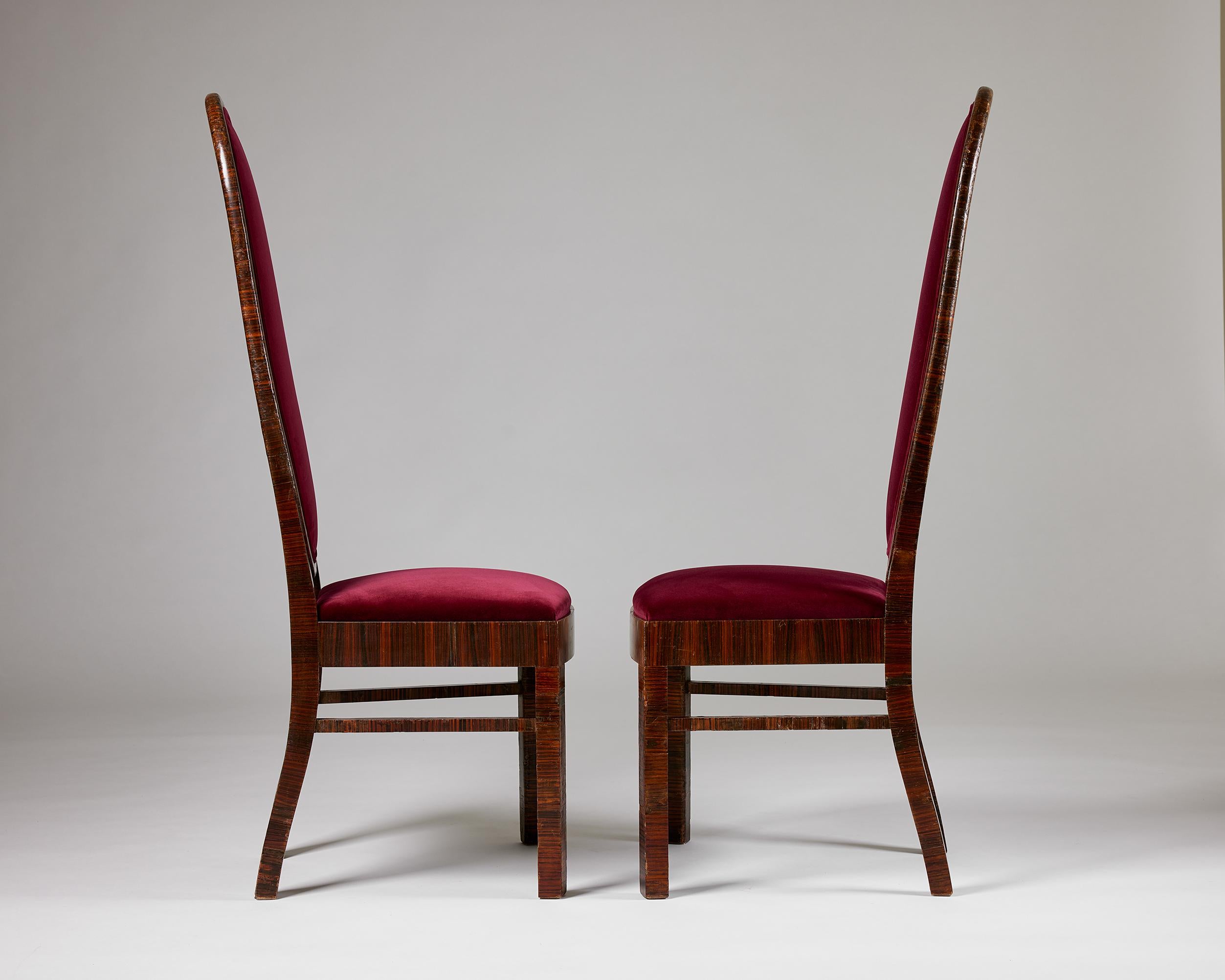 Suédois Paire de chaises de salle à manger conçues par Axel Einar Hjorth pour Nordiska Kompaniet en vente