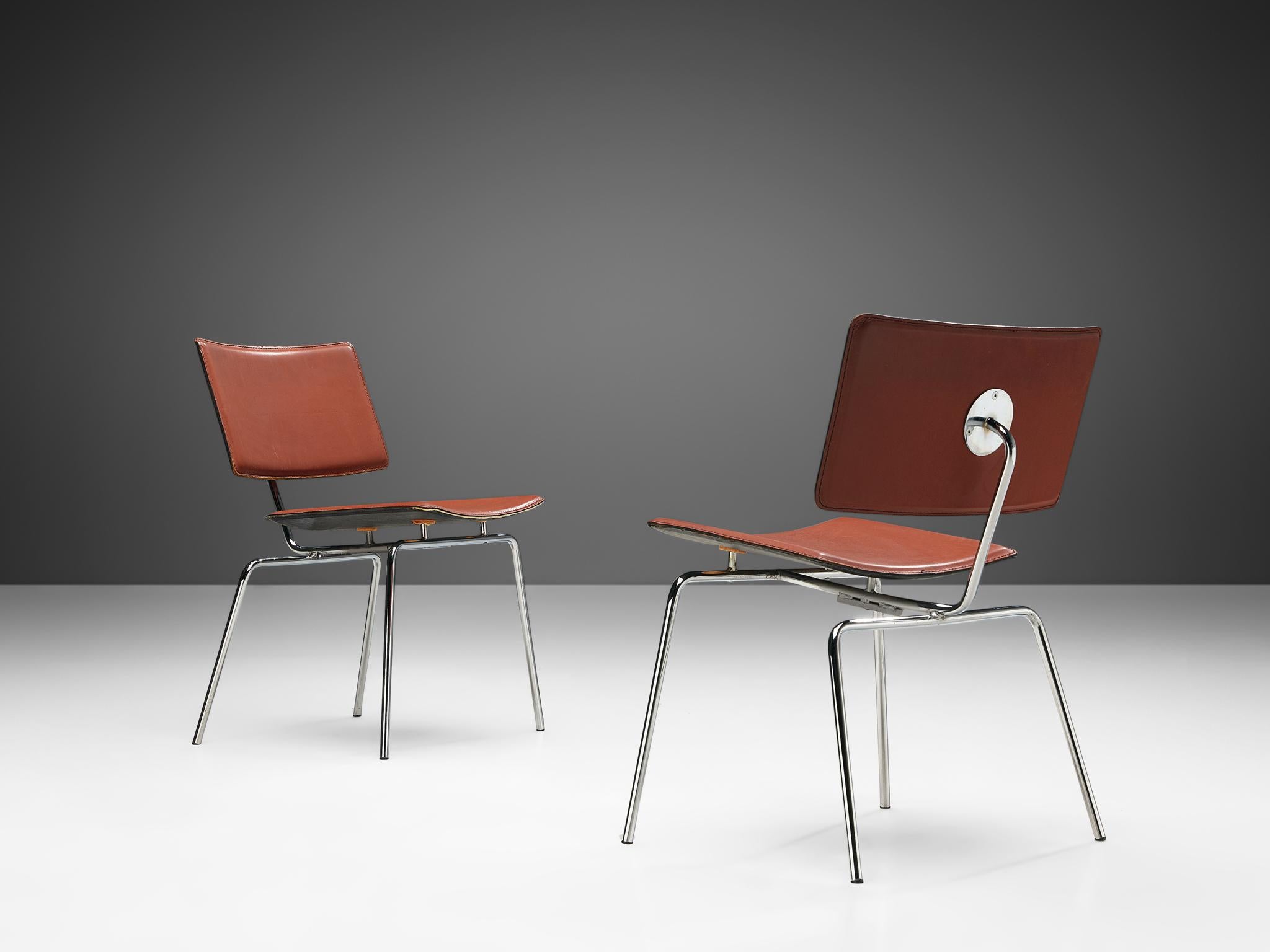 Paar Esszimmerstühle, Leder und verchromter Stahl, Europa, 1970er Jahre. 

Diese gut ausgeführten Stühle zeichnen sich durch eine moderne Konstruktion aus. Die große Sitzfläche und die Rückenlehne bestehen aus einer geschwungenen Form, die dem