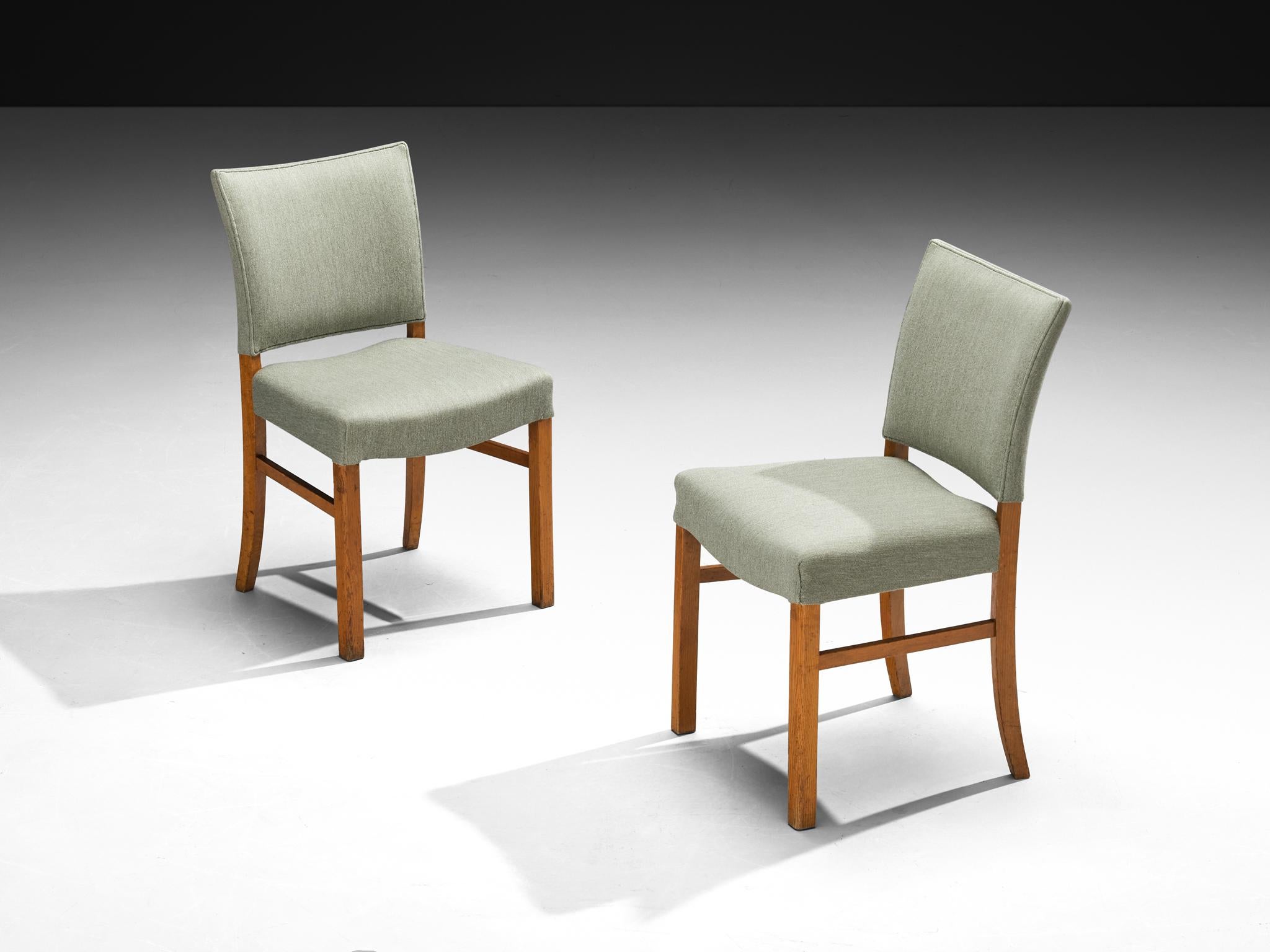 Coppia di sedie da pranzo, lana, mogano, Danimarca, anni '50

Un'elegante coppia di sedie che rispecchia i principi del design moderno scandinavo. La sedia presenta delle somiglianze con la 