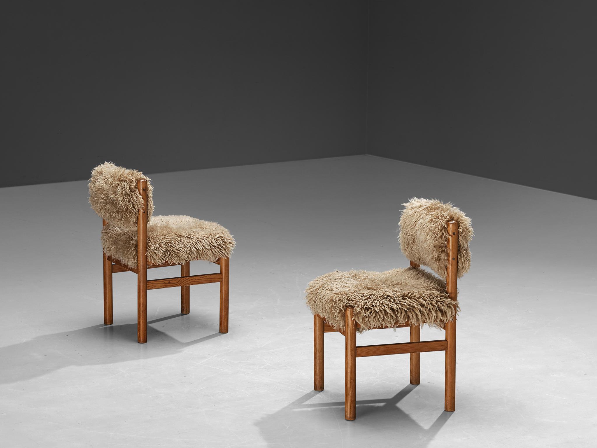 Tchèque Paire de chaises de salle à manger en pin et peau de mouton 