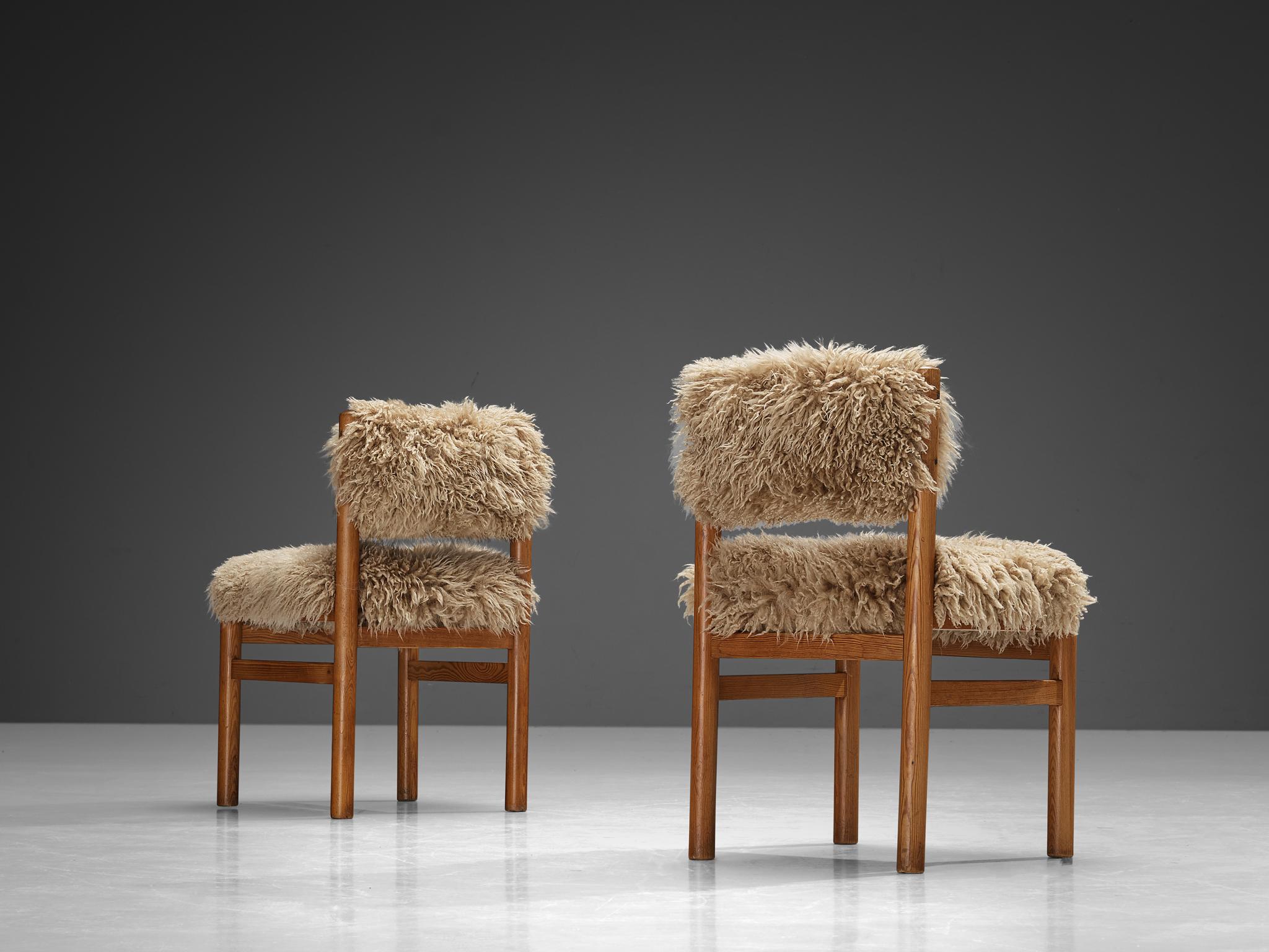 Milieu du XXe siècle Paire de chaises de salle à manger en pin et peau de mouton 