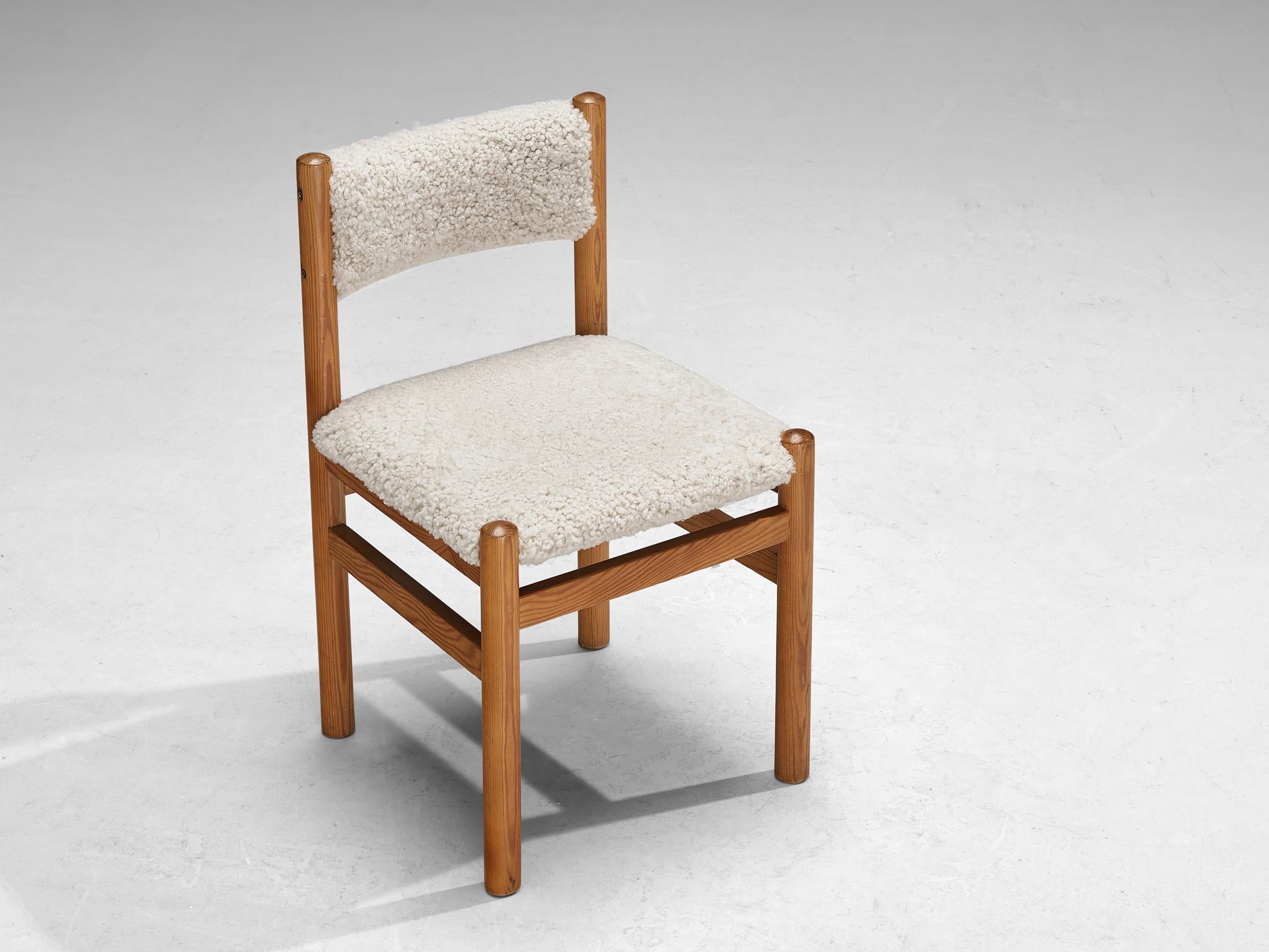 Milieu du XXe siècle Paire de chaises de salle à manger en pin et peau de mouton  en vente