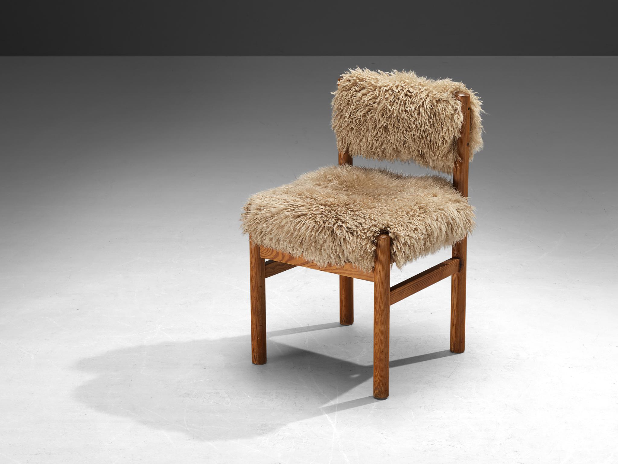 Paire de chaises de salle à manger en pin et peau de mouton  1