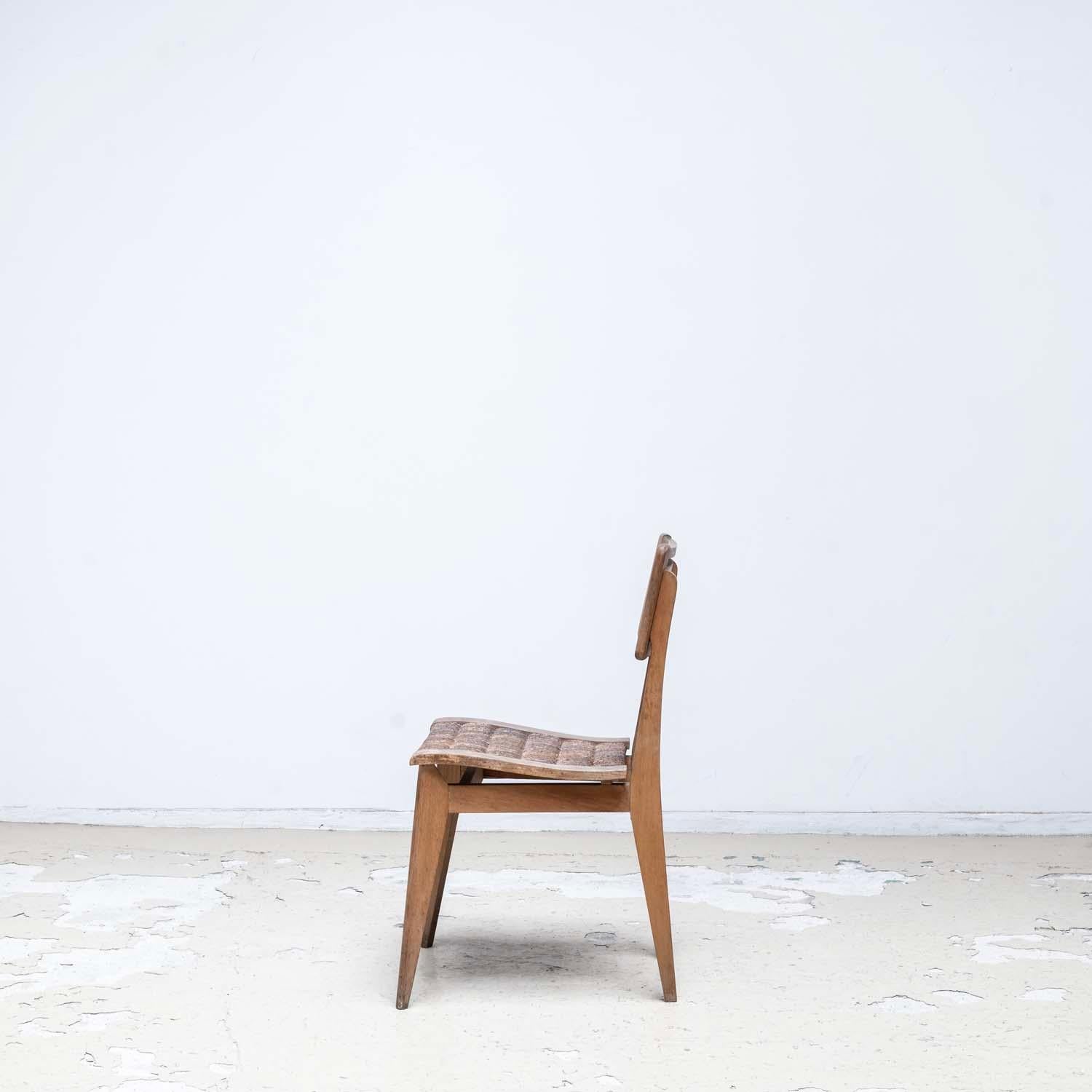 Français Paire de chaises de salle à manger en jonc par Pierre Cruège - style Roger Landault