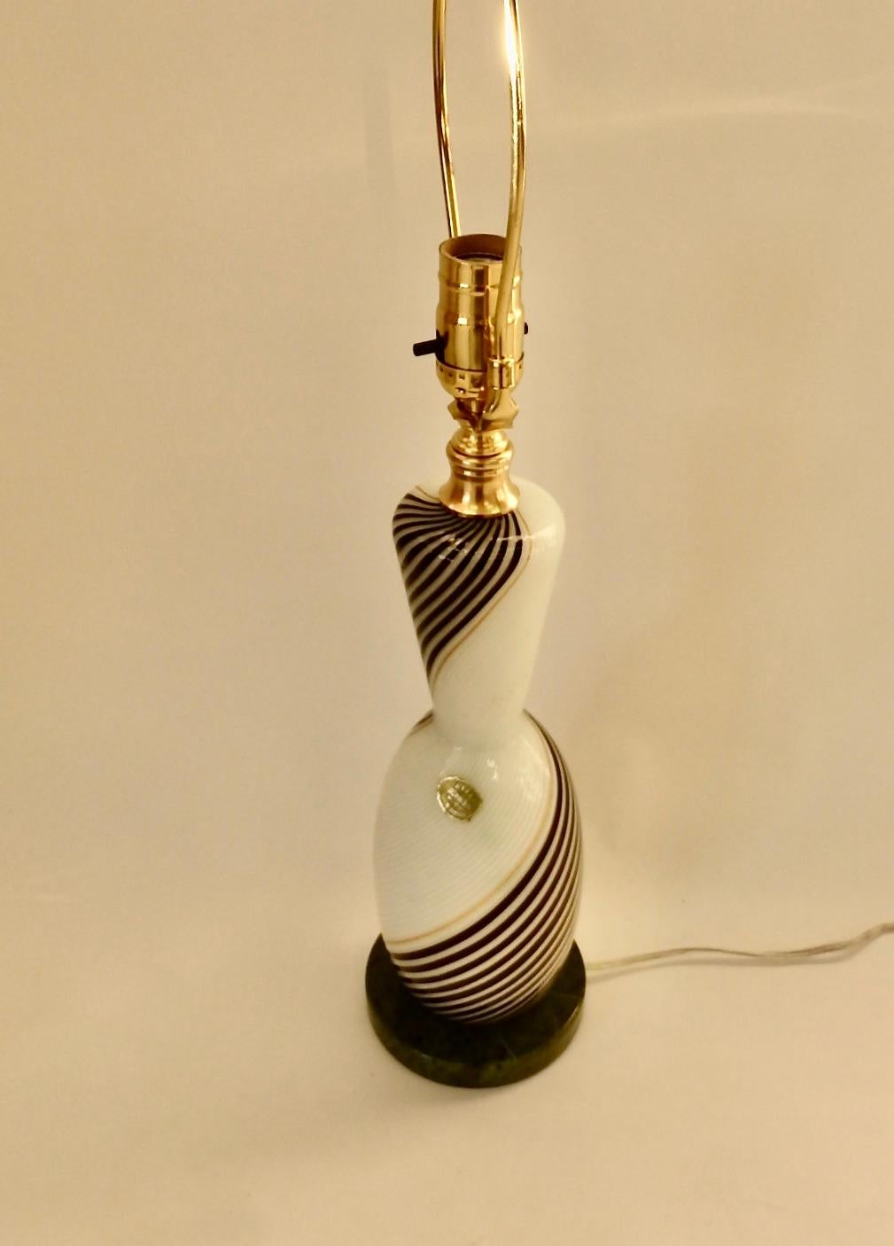 Paar Dino Martens Schwarz-Weiß-Murano-Glas-Tischlampen aus Italien auf Steinsockeln im Zustand „Gut“ im Angebot in Ferndale, MI