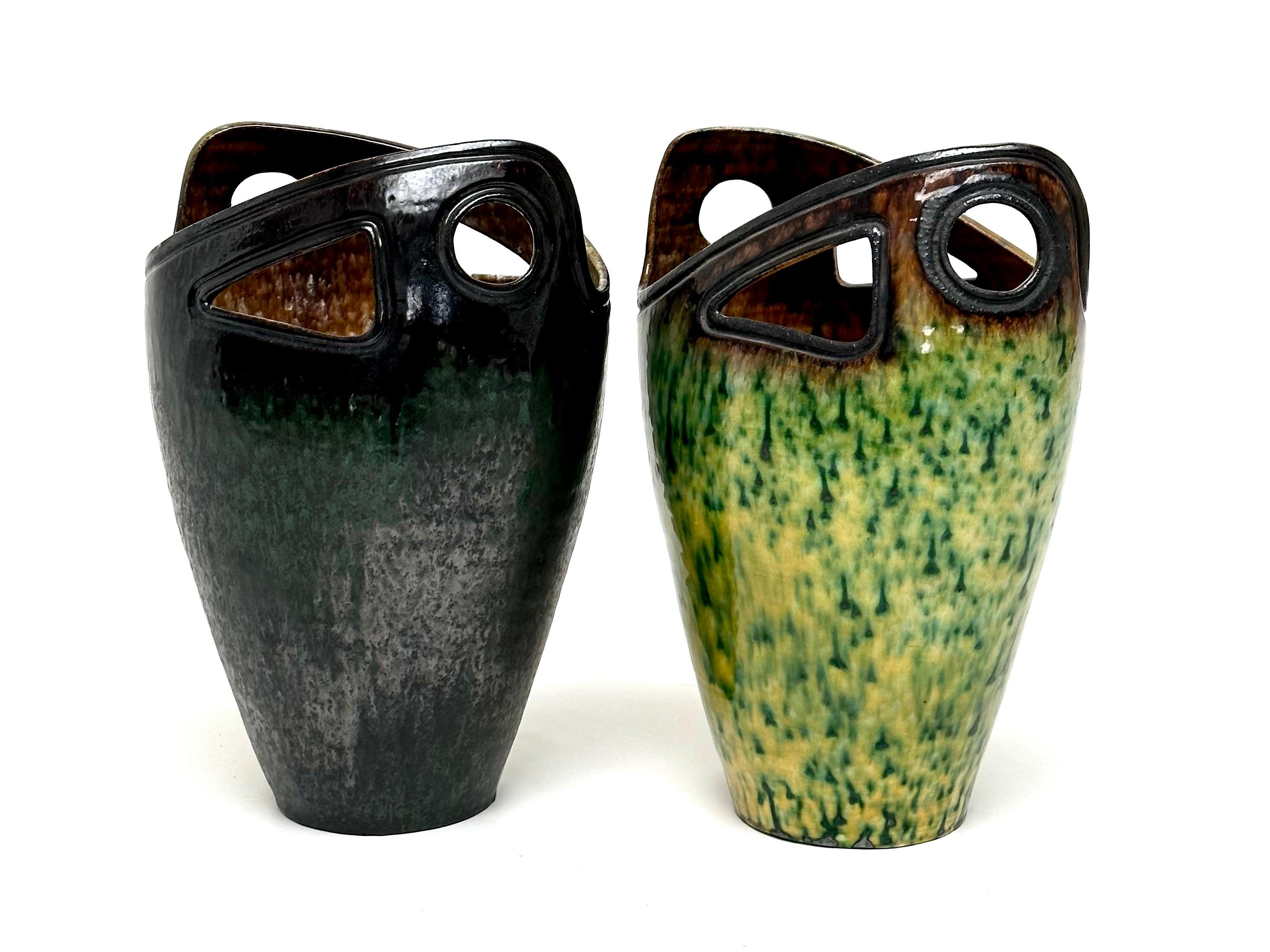 Zwei große, frei geformte Vasen, die im oberen Teil bearbeitet sind.
Eine schöne Balance zwischen einer klassischen Basis und einer Übertreibung der für die 50er Jahre typischen Formen.

Jedes Stück trägt die vollständige Signatur von Accolay, die
