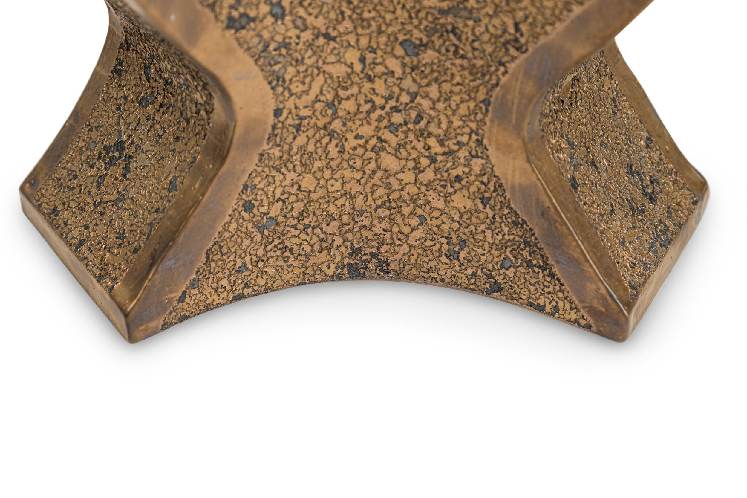 Paire de lampes DiPasquale, fabriquées à la main, à 6 côtés, émaillées de bronze texturé en vente 3