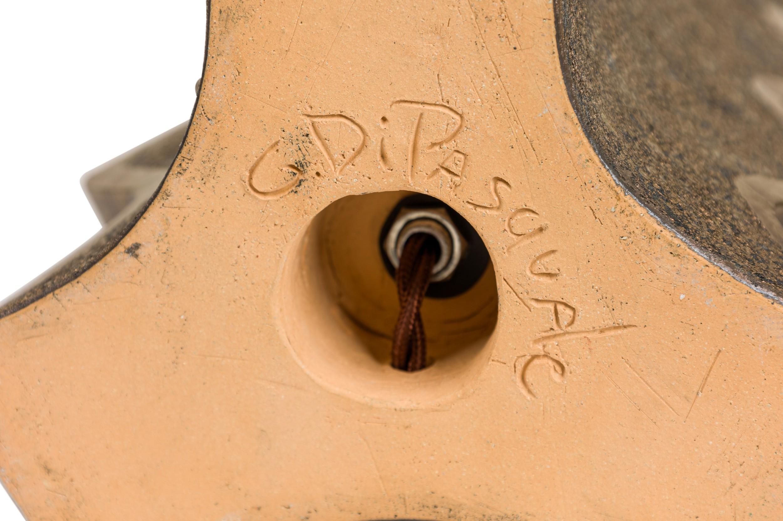 Paire de lampes DiPasquale, fabriquées à la main, à 6 côtés, émaillées de bronze texturé en vente 4