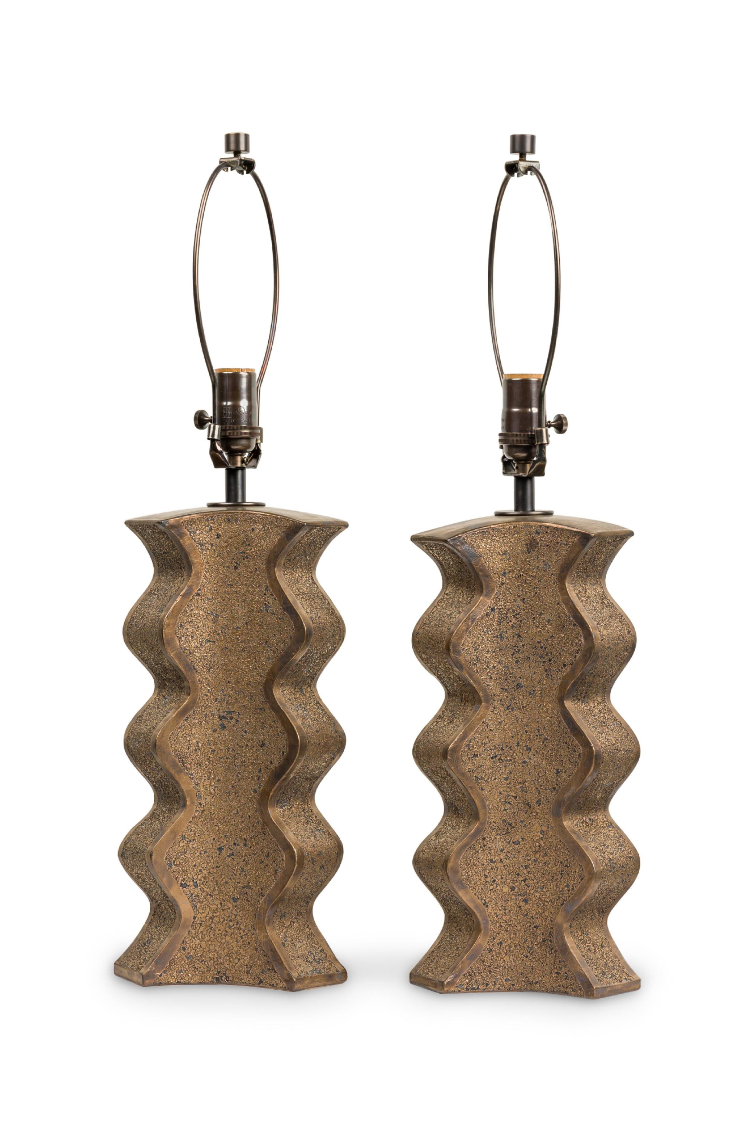 Paire de lampes contemporaines Gary DiPasquale à lobes ondulés à 6 côtés, émaillées en bronze texturé (PRIX PAR Paire)

Livré avec des abat-jour