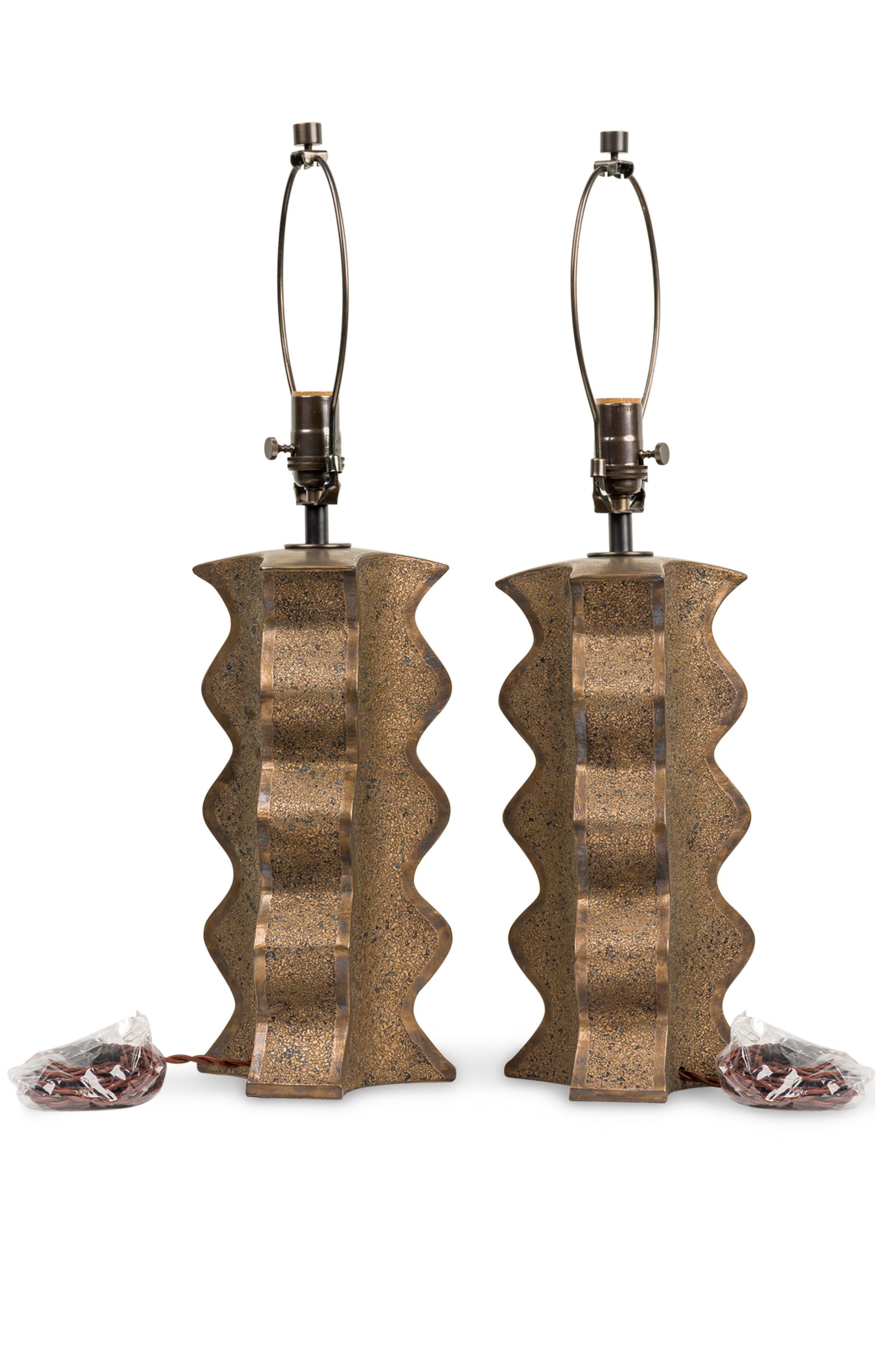 Moderne Paire de lampes DiPasquale, fabriquées à la main, à 6 côtés, émaillées de bronze texturé en vente