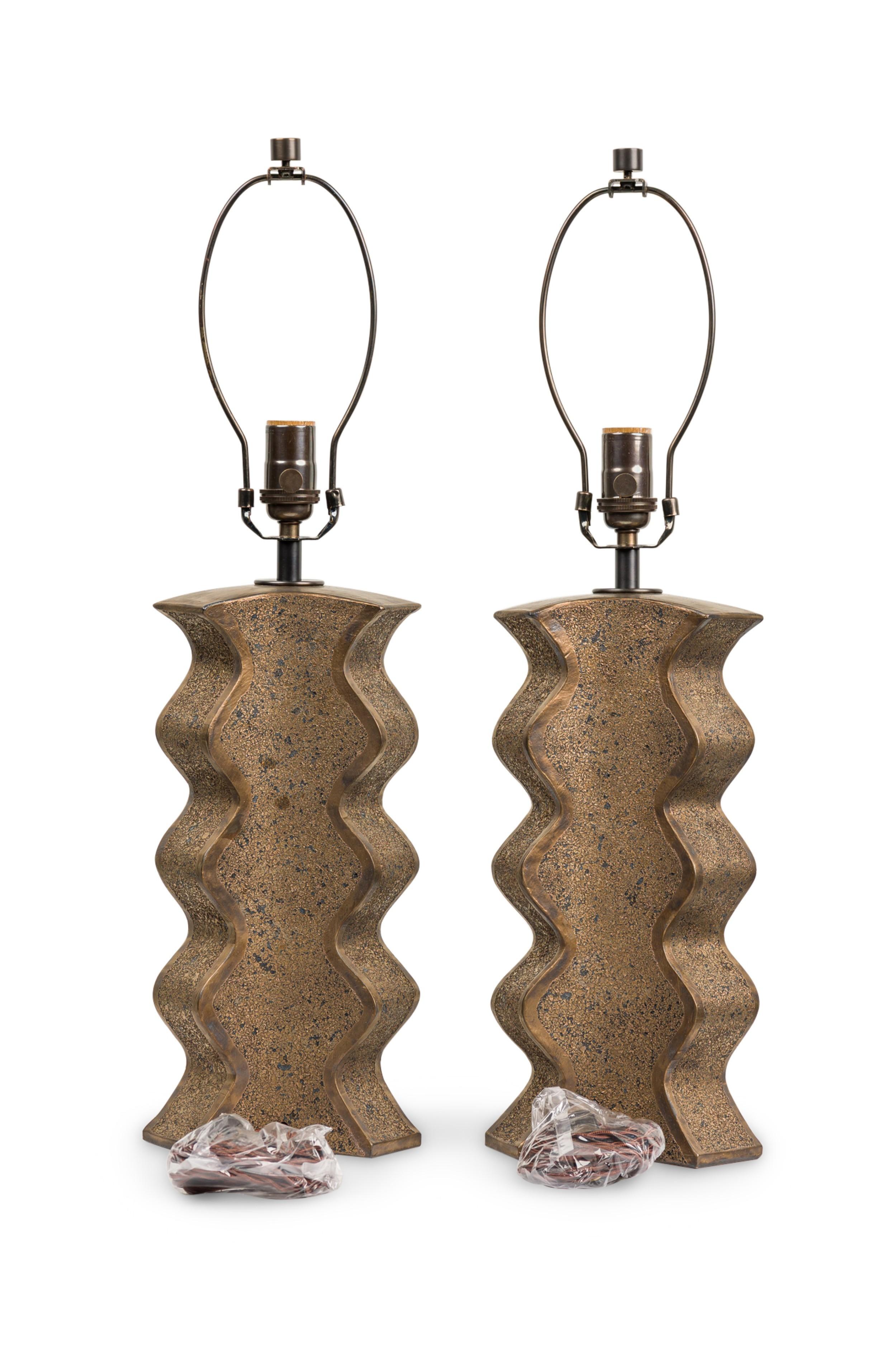 Américain Paire de lampes DiPasquale, fabriquées à la main, à 6 côtés, émaillées de bronze texturé en vente