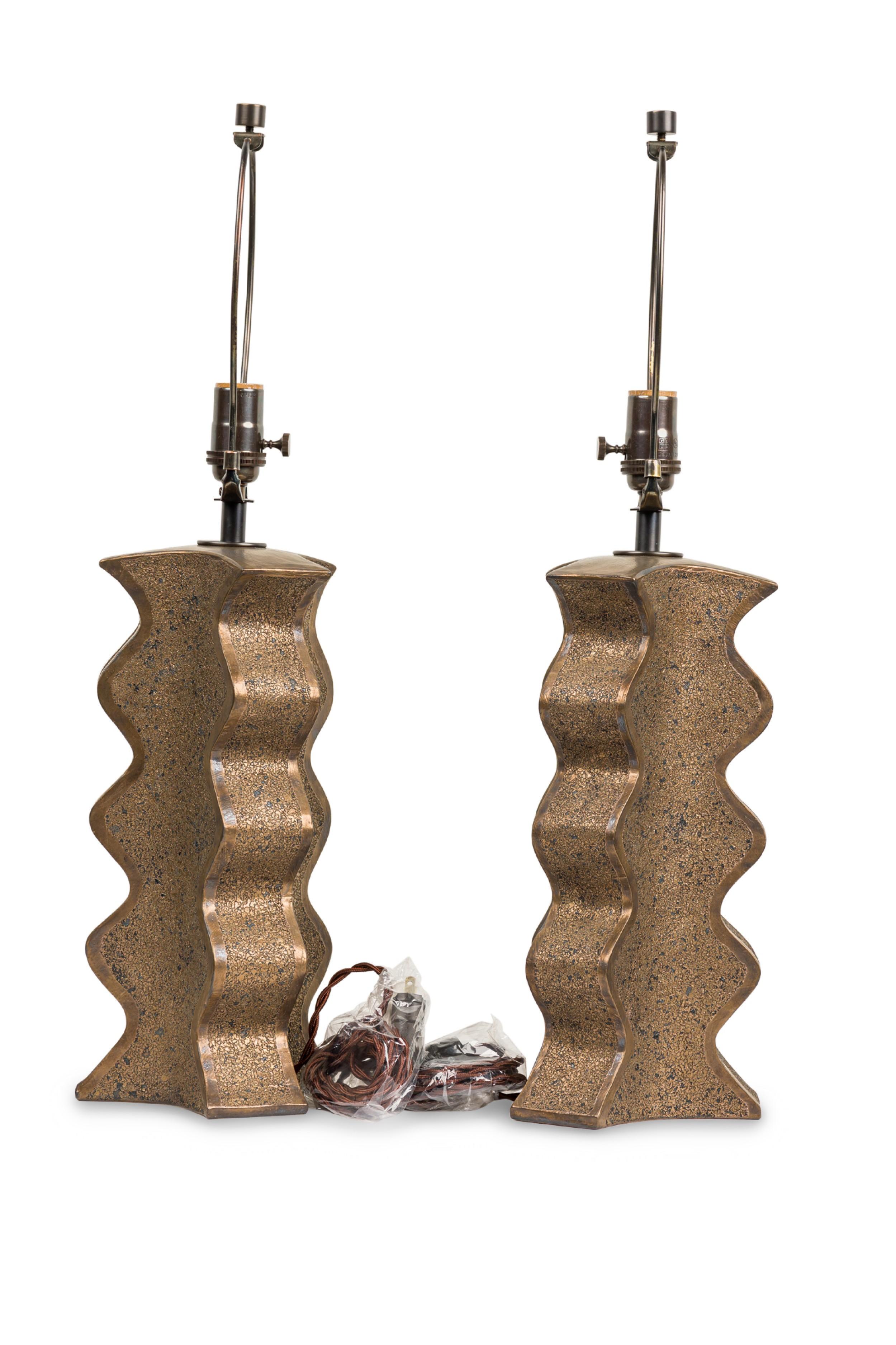 Vernissé Paire de lampes DiPasquale, fabriquées à la main, à 6 côtés, émaillées de bronze texturé en vente