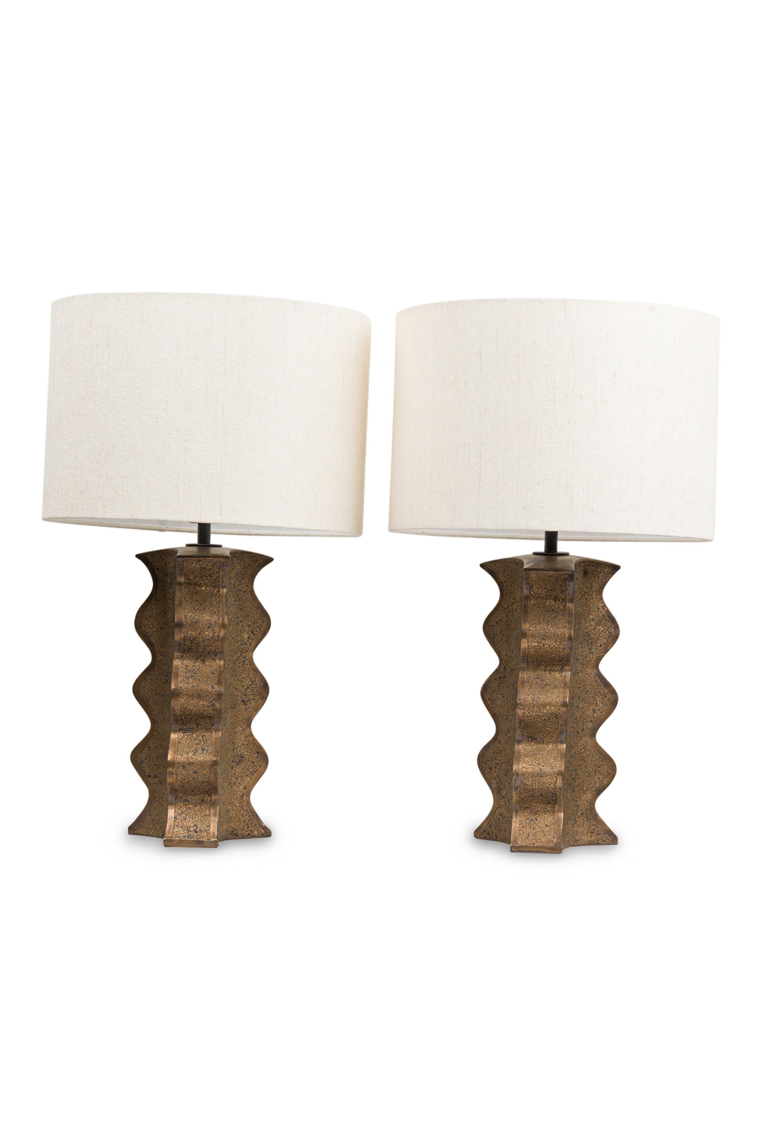 Paire de lampes DiPasquale, fabriquées à la main, à 6 côtés, émaillées de bronze texturé Bon état - En vente à Queens, NY