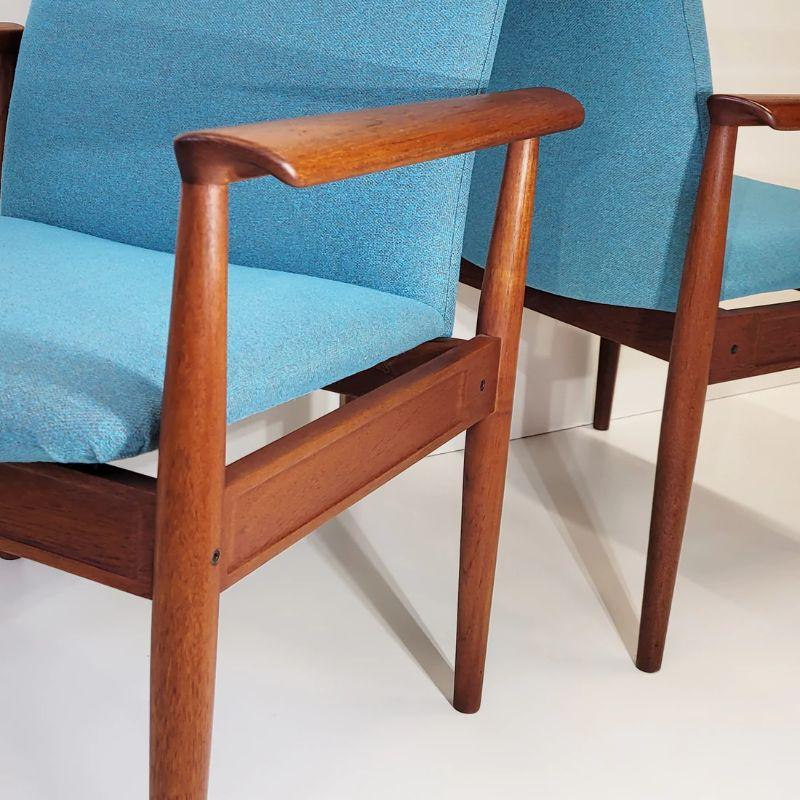 Pair of Diplomat Chair in Teak Wood and Teal Fabric by Finn Juhl  In Good Condition For Sale In Warminster, GB