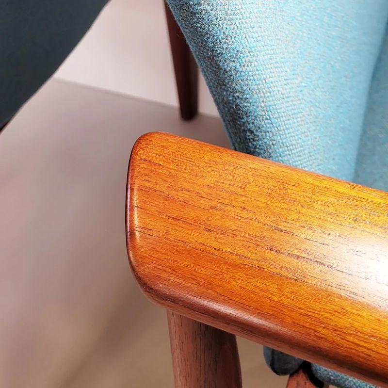 20ième siècle Paire de chaises Diplomat en bois de teck et tissu sarcelle de Finn Juhl  en vente