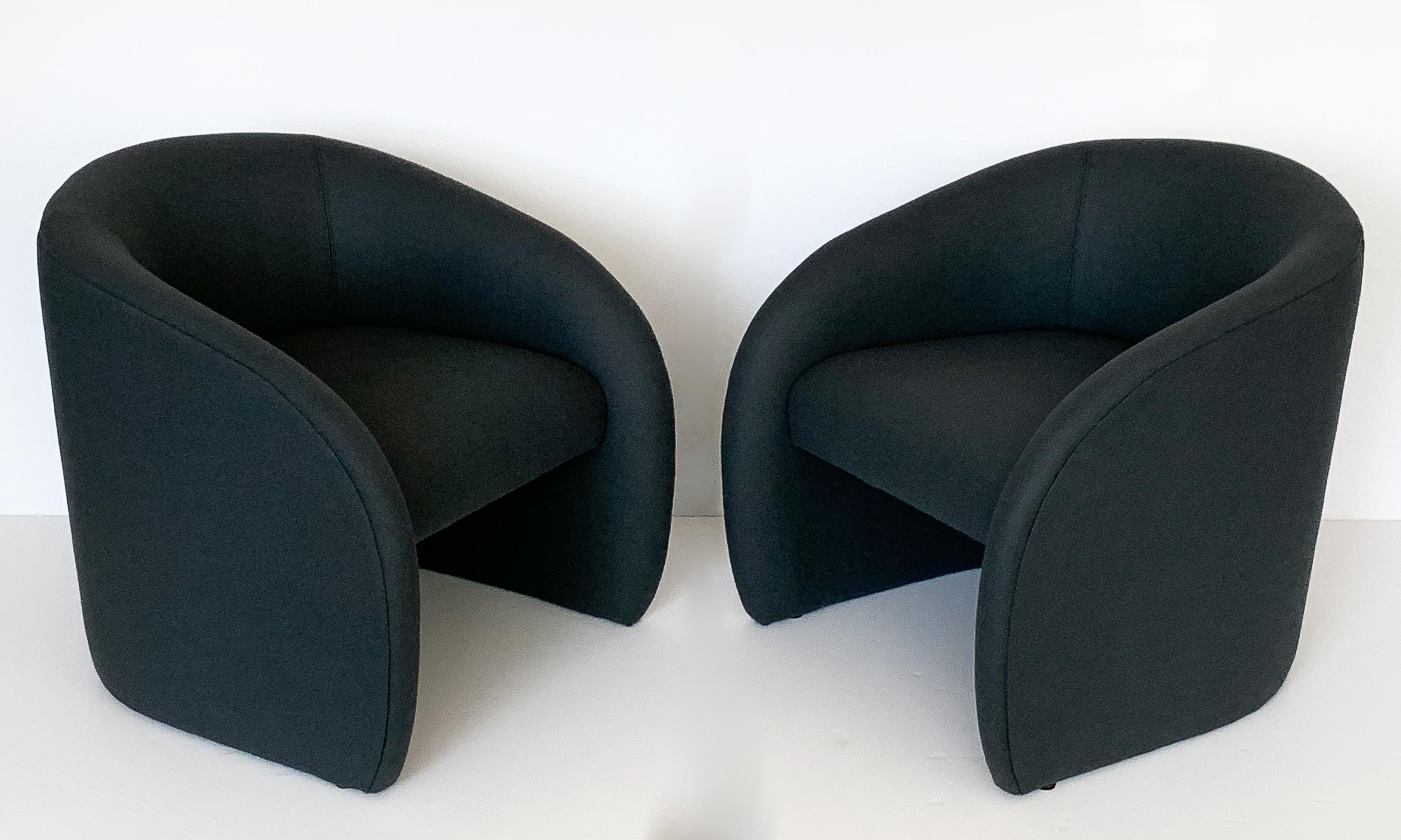 Pair of Directional Fully Upholstered Barrel Lounge Chairs In Excellent Condition In Chicago, IL