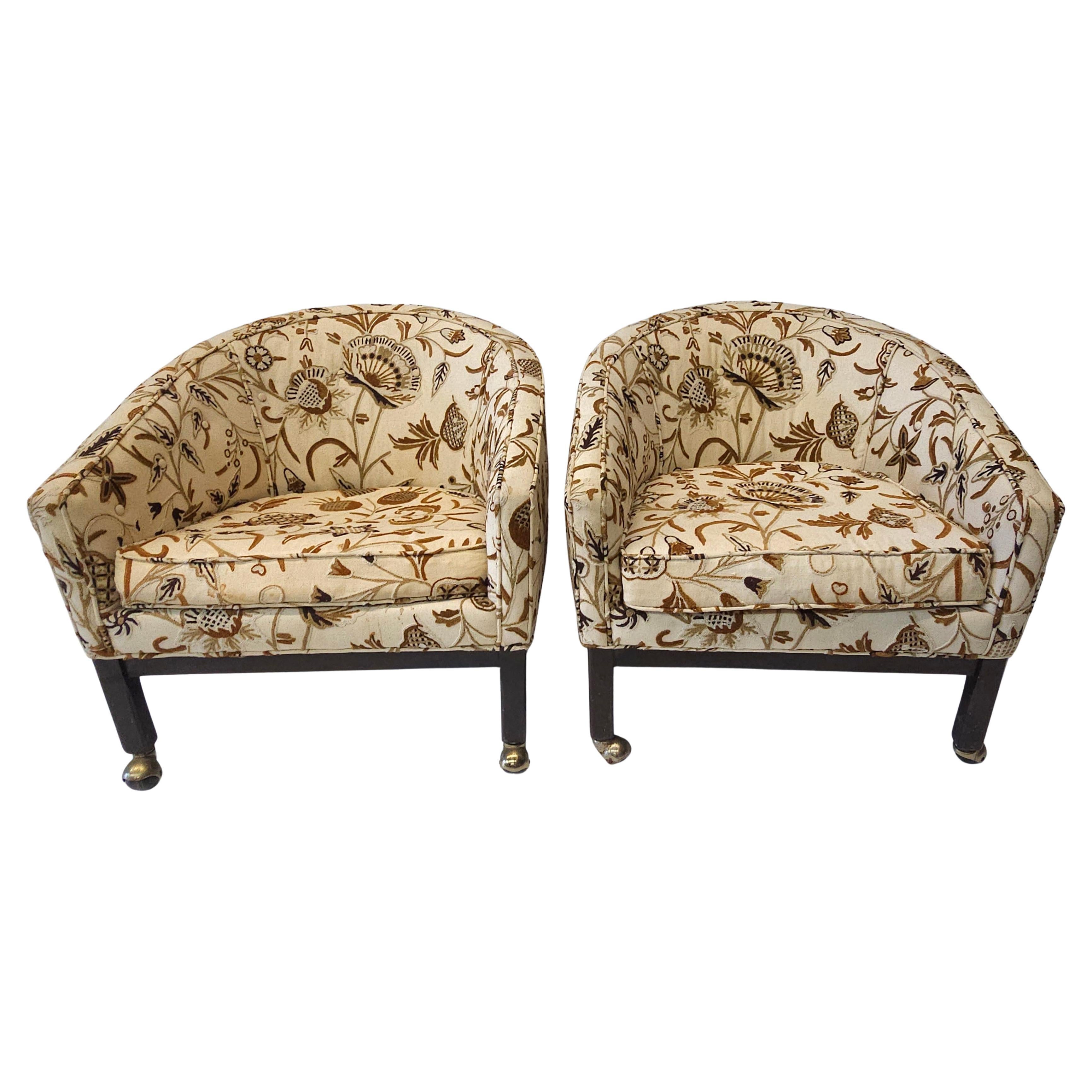Rare paire de meubles conçus par Directional 
Kipp Stewart,  Chaises longues à roulettes rembourrées et touffetées en feutre de coton aiguilleté. Les travaux d'aiguille pétrifiés sont omniprésents.
Mesure 27