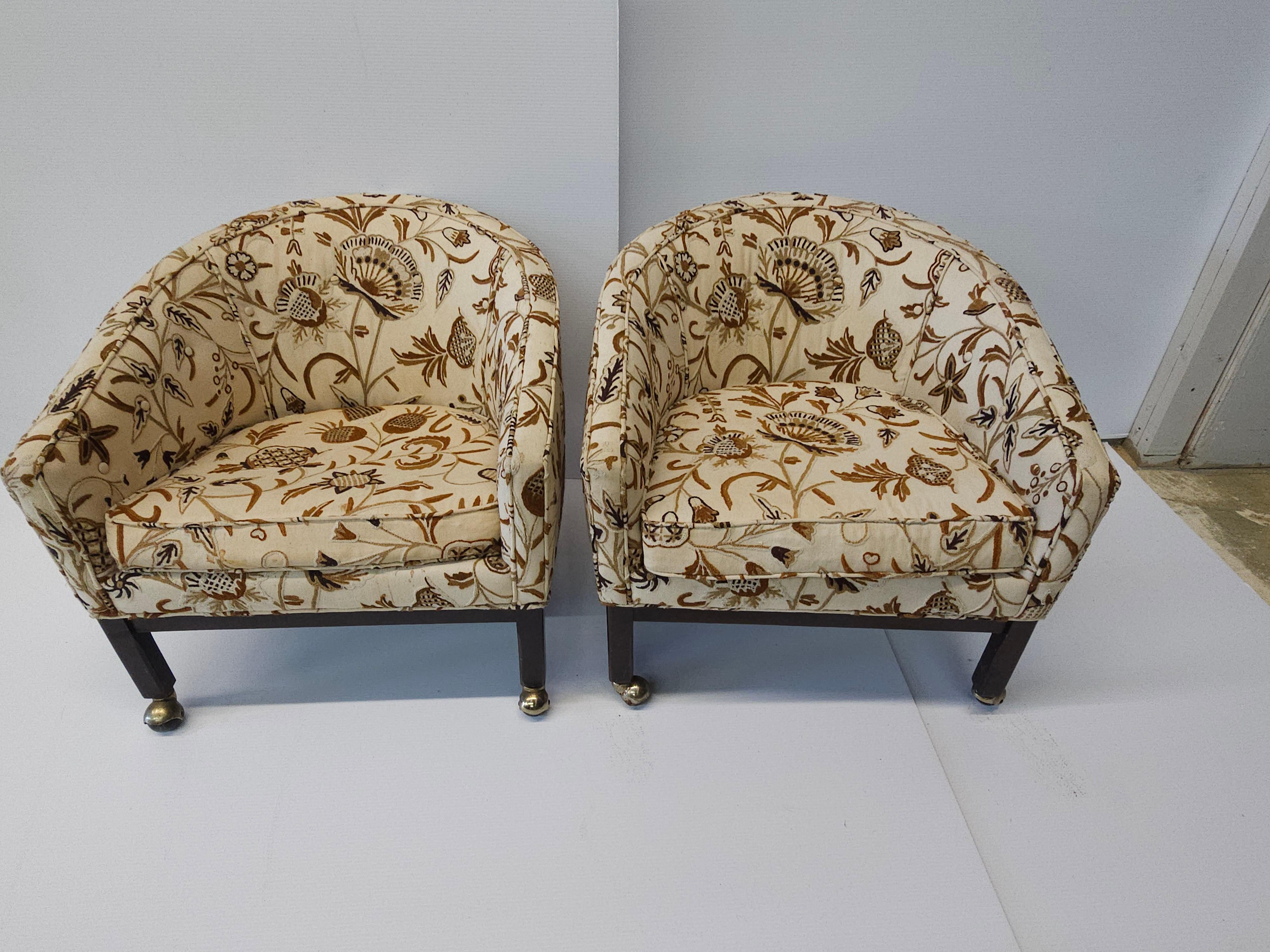 Américain Paire de chaises longues directionnelles en feutre de coton à points d'aiguille pétrifiés en vente