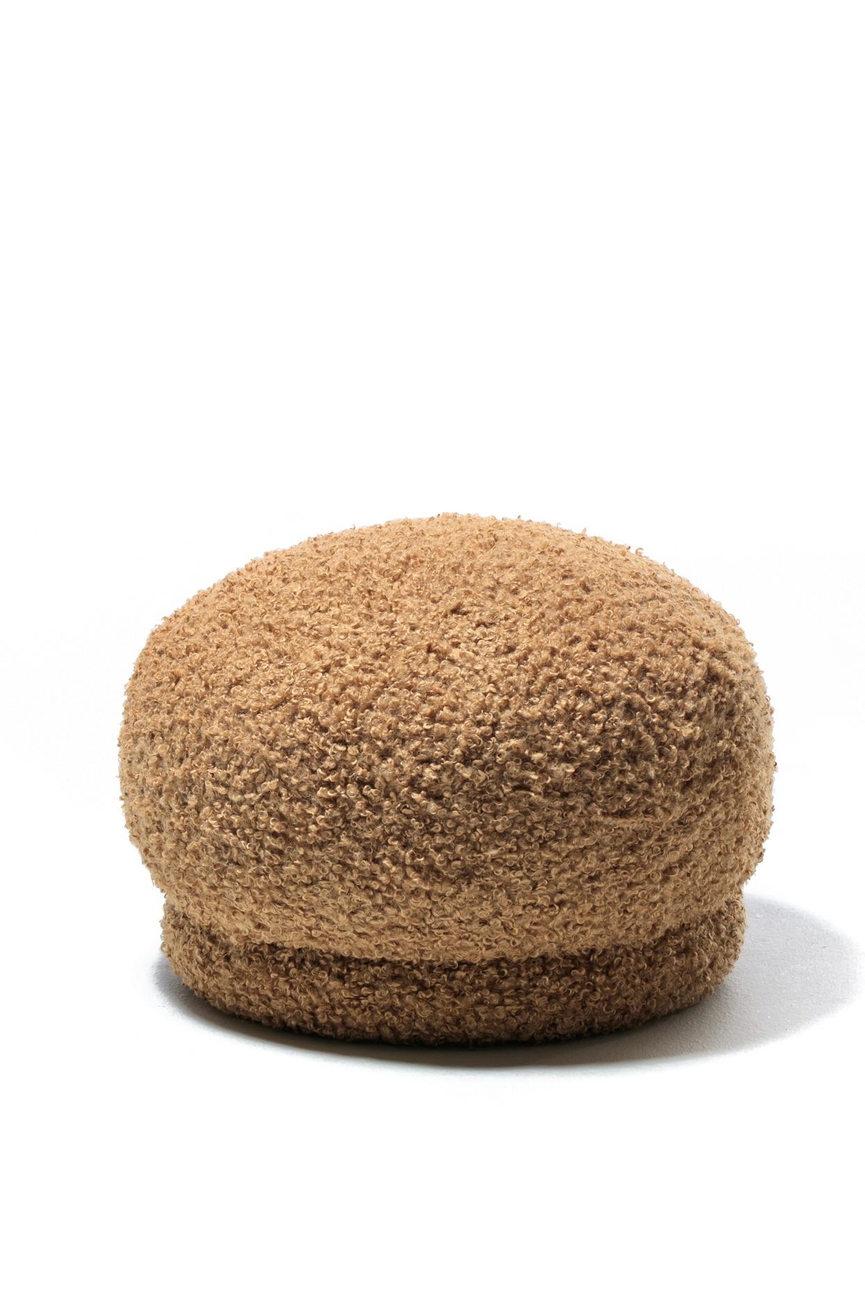 Américain Paire de poufs directionnels post-modernes en tissu ours Teddy camel frisé en vente