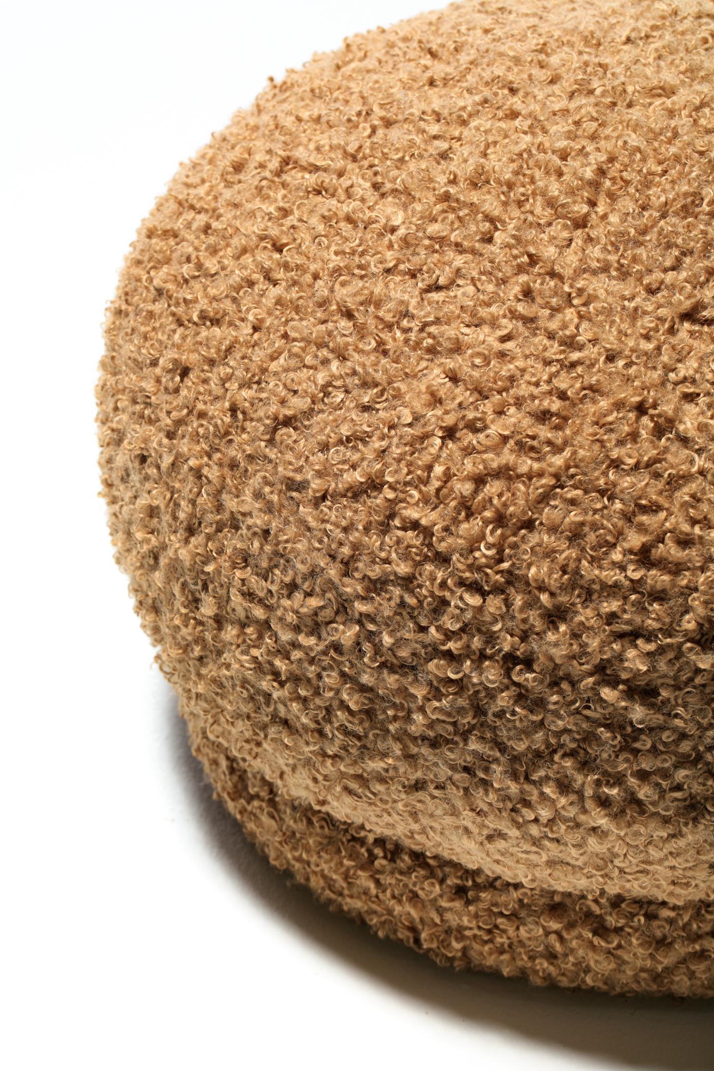 Paire de poufs directionnels post-modernes en tissu ours Teddy camel frisé Bon état - En vente à Saint Louis, MO