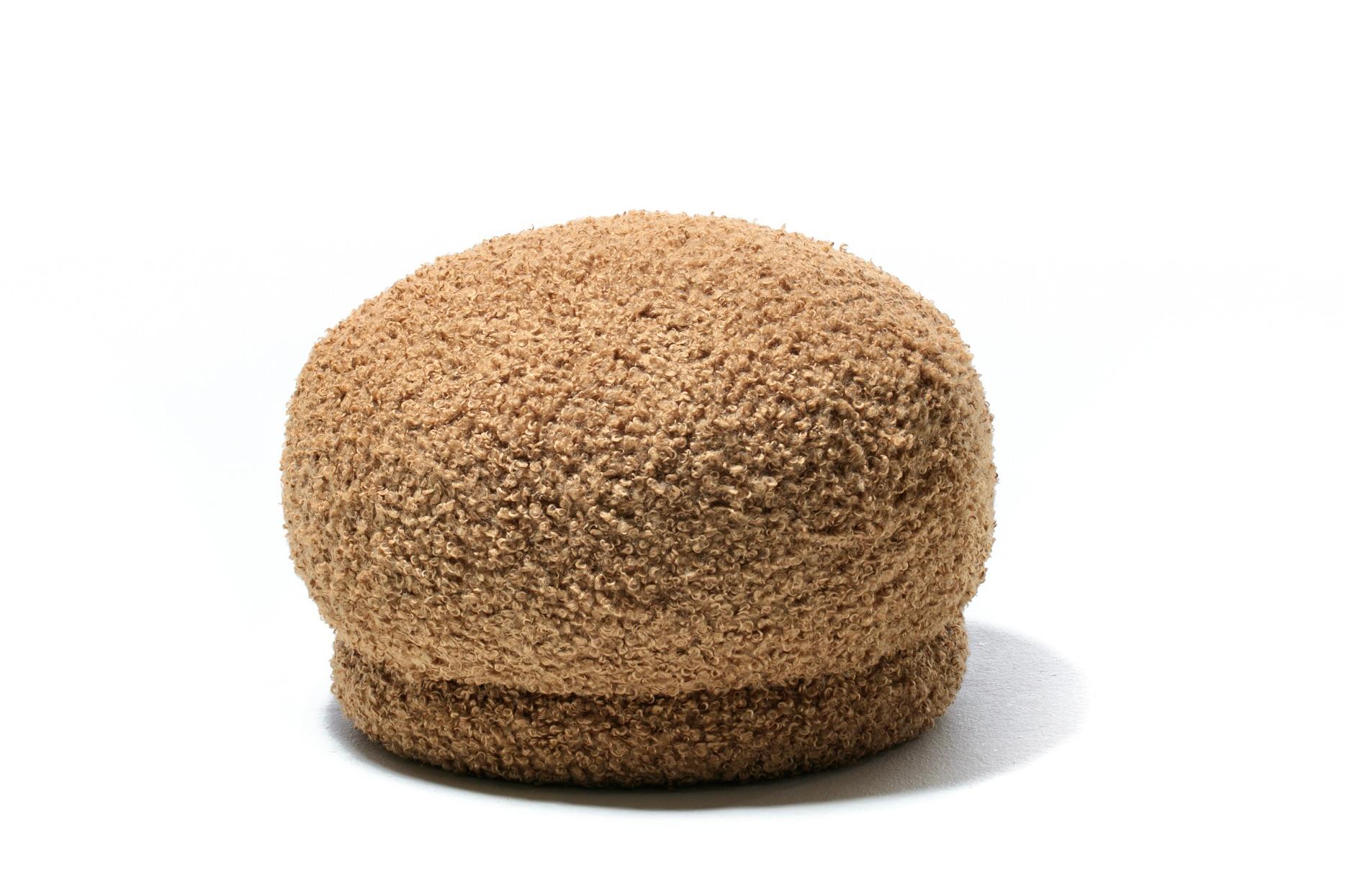 Paire de poufs directionnels post-modernes en tissu ours Teddy camel frisé en vente 1