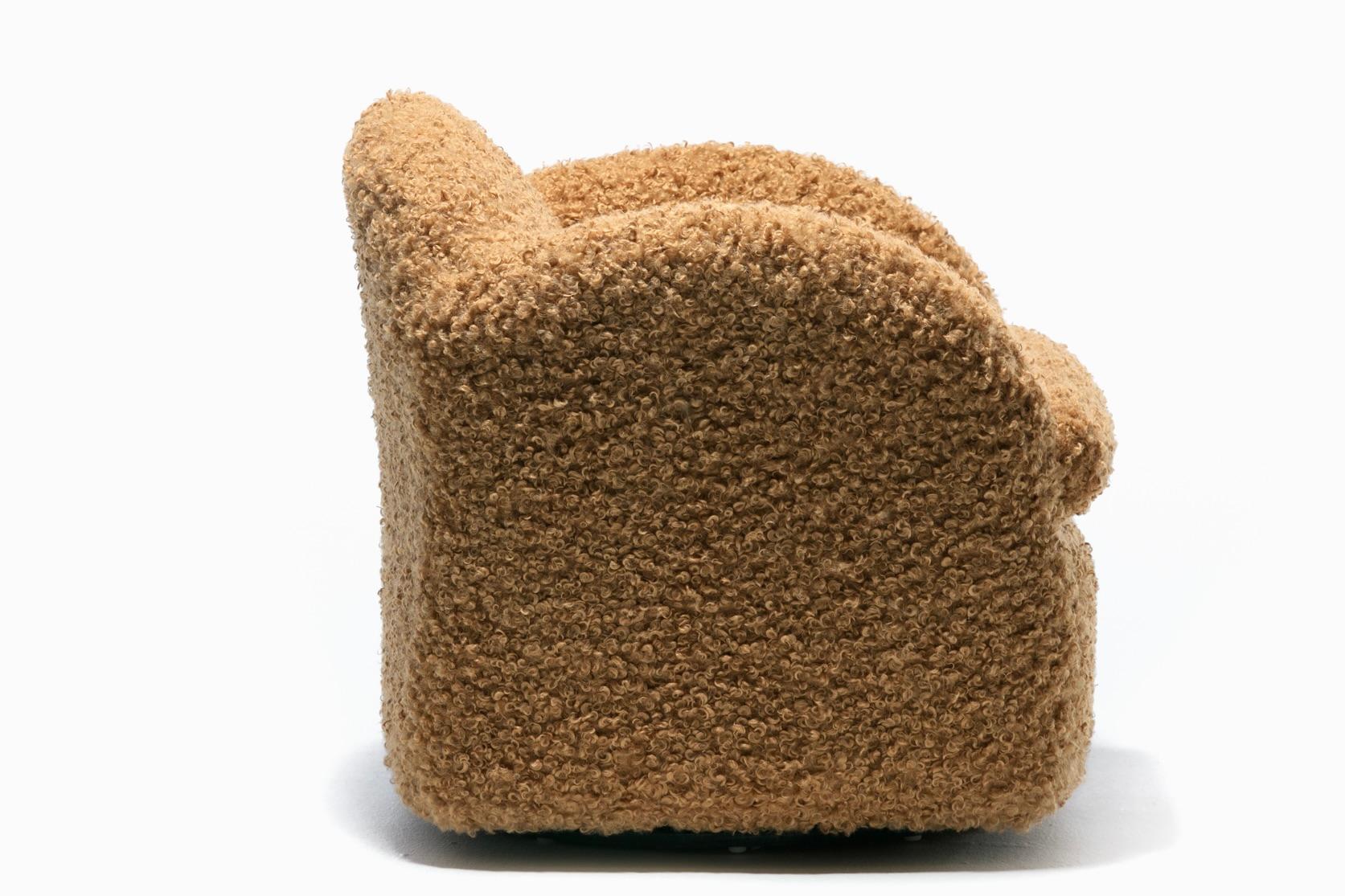 Paire de chaises pivotantes directionnelles post-modernes en tissu ours Teddy camel doux 4