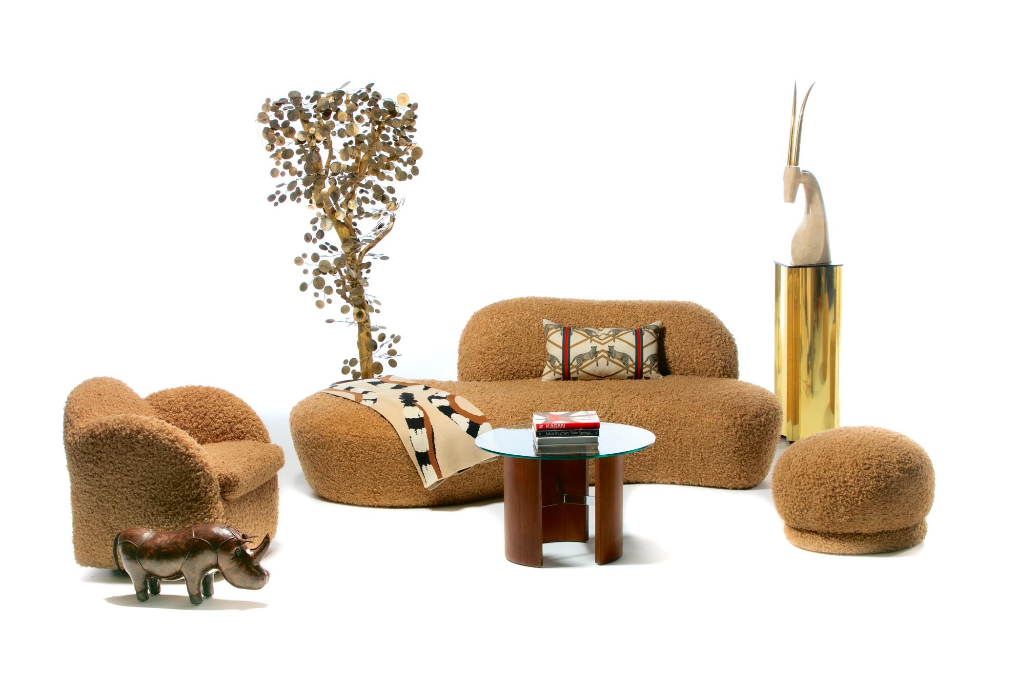 Paire de fauteuils de salon Directional des années 1990, nouvellement recouverts d'un luxueux tissu teddy bear de couleur camel. Le style des chaises rappelle celui de Michael Wolk. Tous deux ont conçu des meubles pour Directional. Une élégance