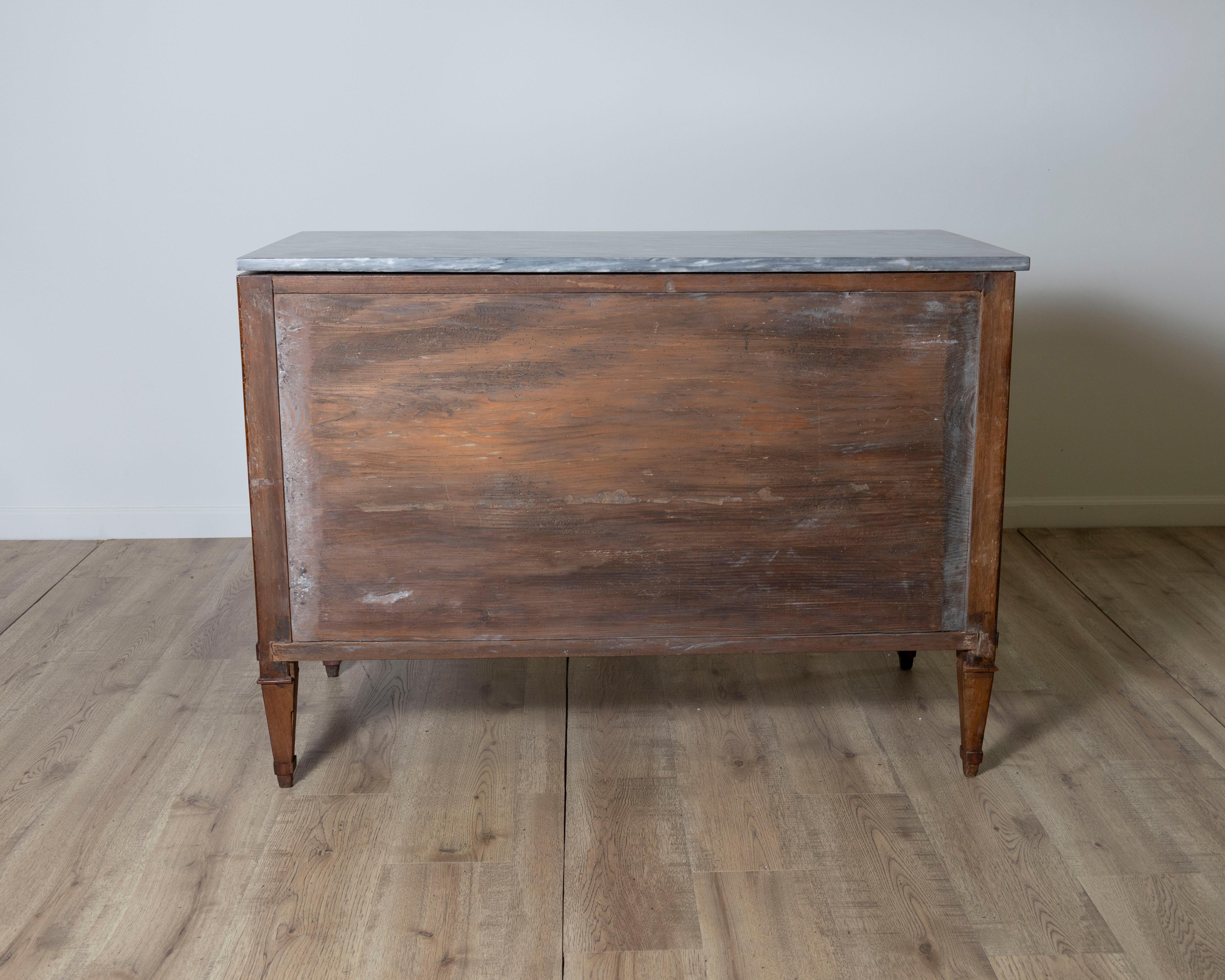 Paire de commodes Directoire en bois prune avec dessus en marbre gris d'origine, 18ème siècle en vente 4