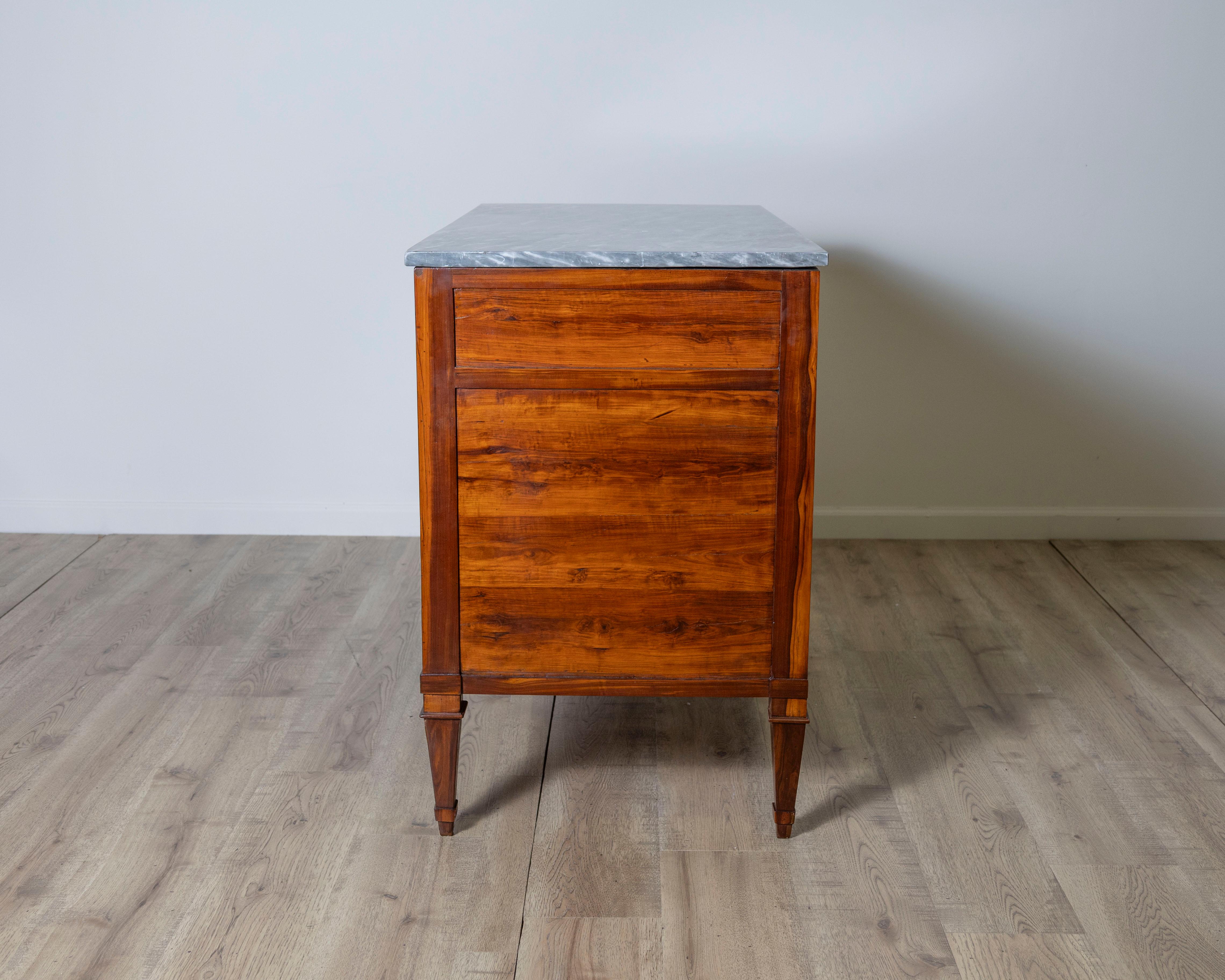 Paire de commodes Directoire en bois prune avec dessus en marbre gris d'origine, 18ème siècle en vente 5