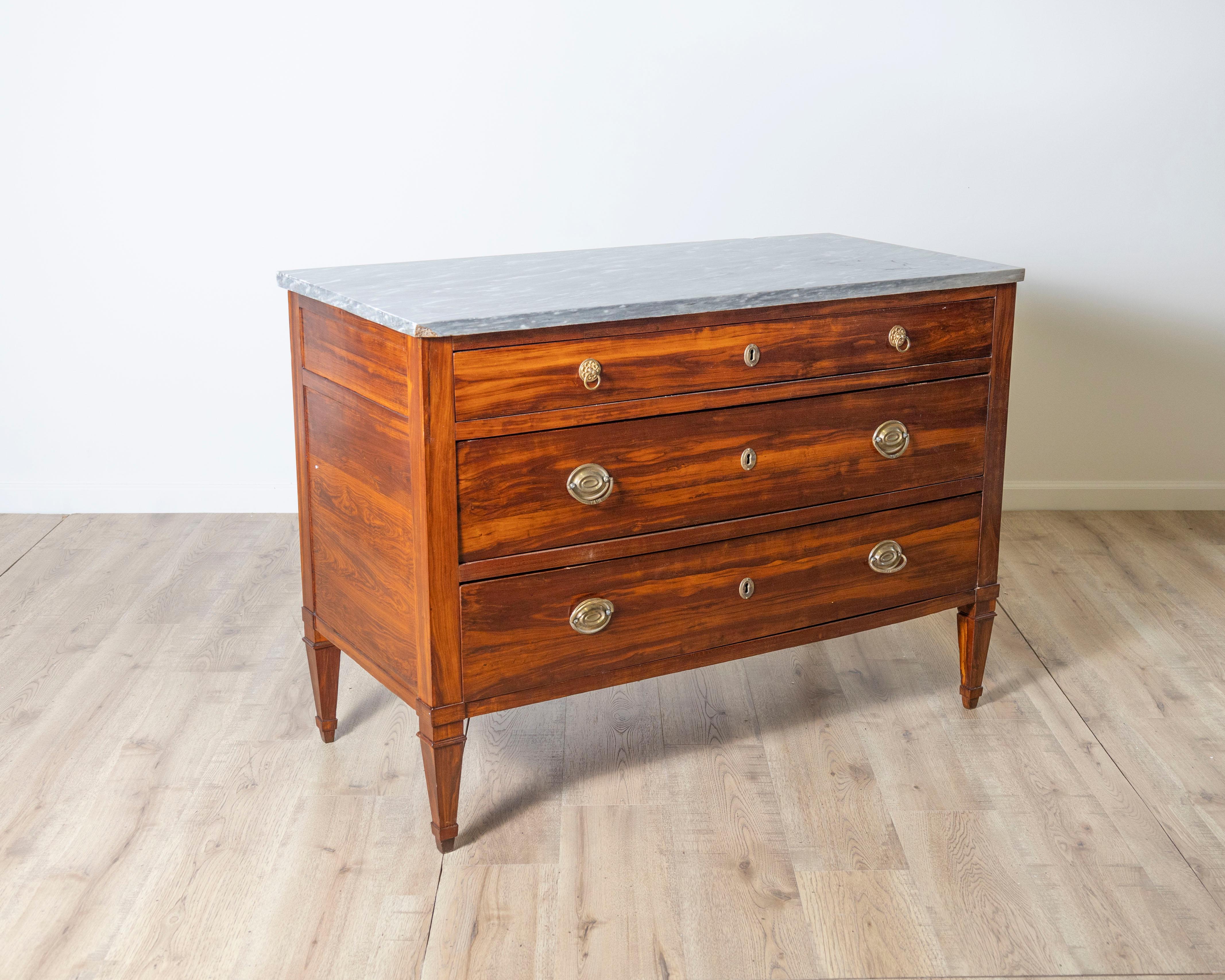 Paire de commodes Directoire en bois prune avec dessus en marbre gris d'origine, 18ème siècle en vente 6