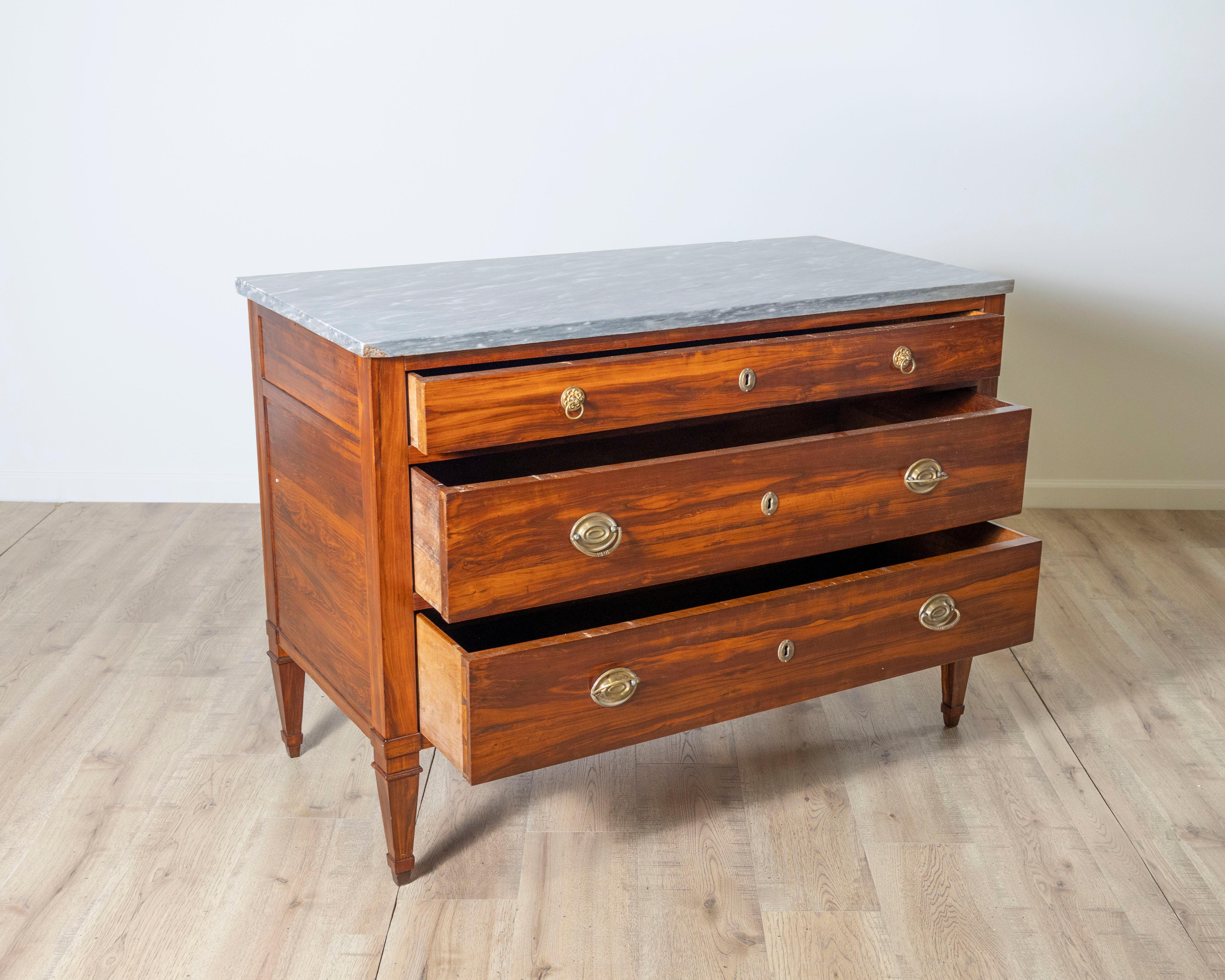 Paire de commodes Directoire en bois prune avec dessus en marbre gris d'origine, 18ème siècle en vente 7