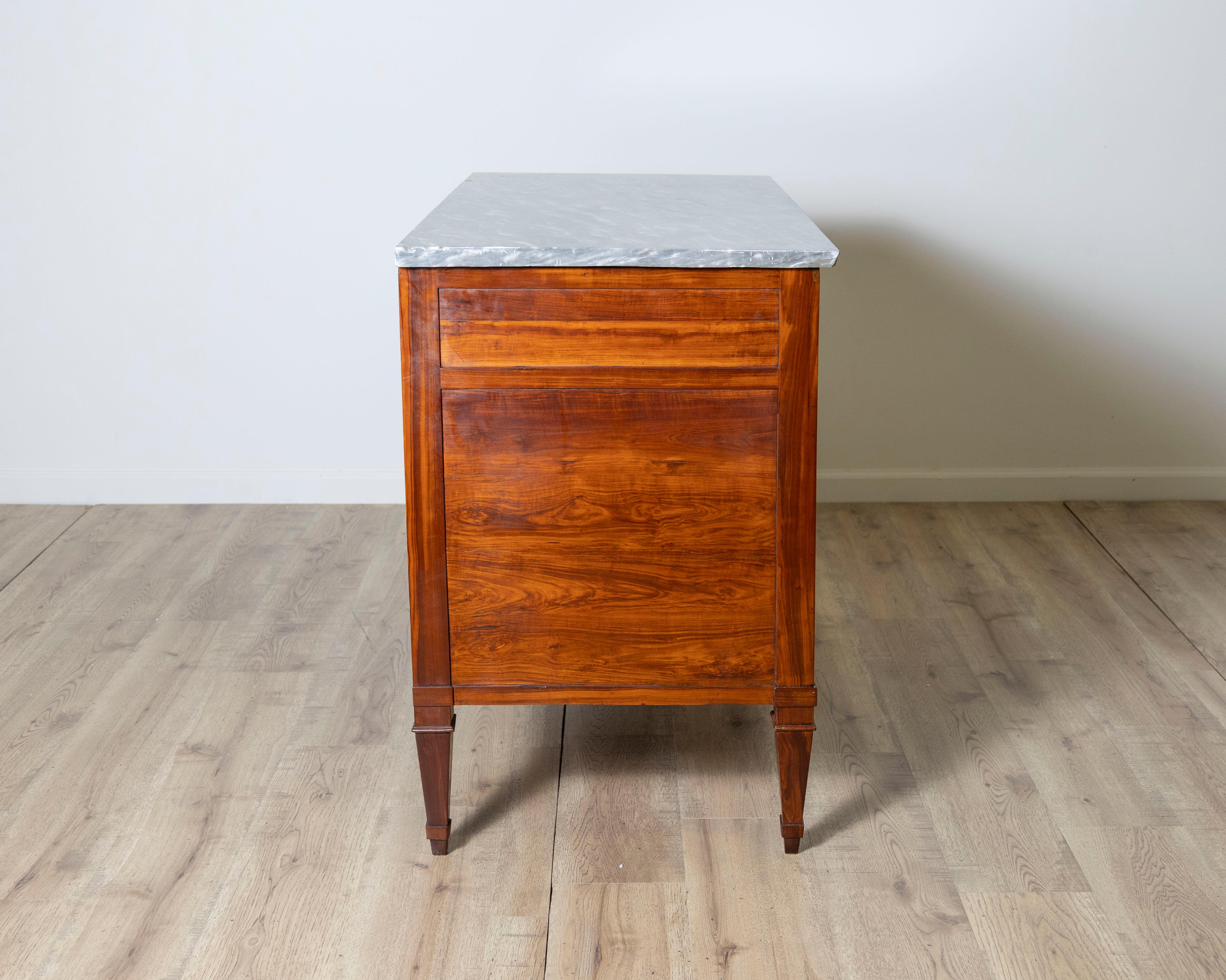Paire de commodes Directoire en bois prune avec dessus en marbre gris d'origine, 18ème siècle en vente 8