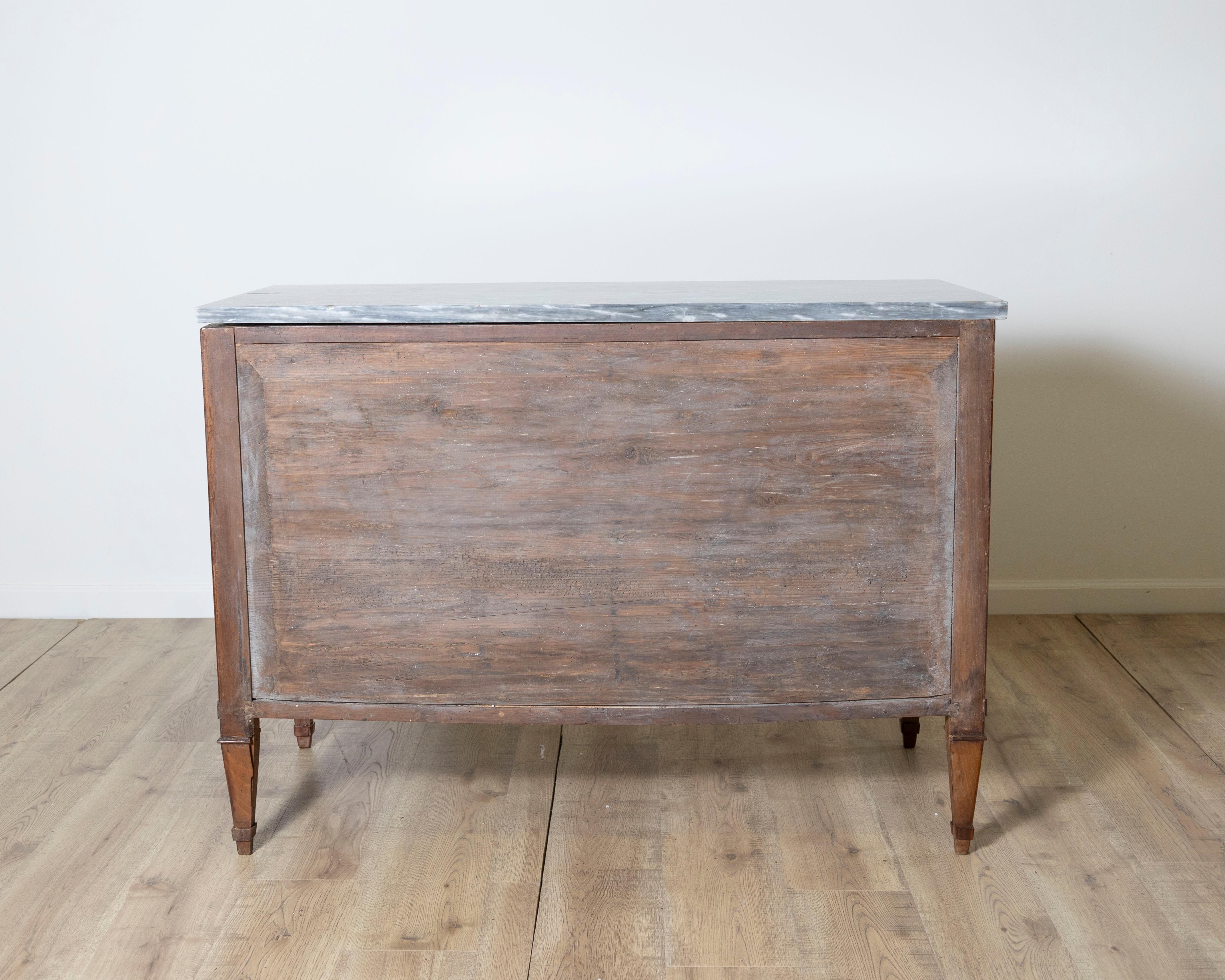 Paire de commodes Directoire en bois prune avec dessus en marbre gris d'origine, 18ème siècle en vente 9