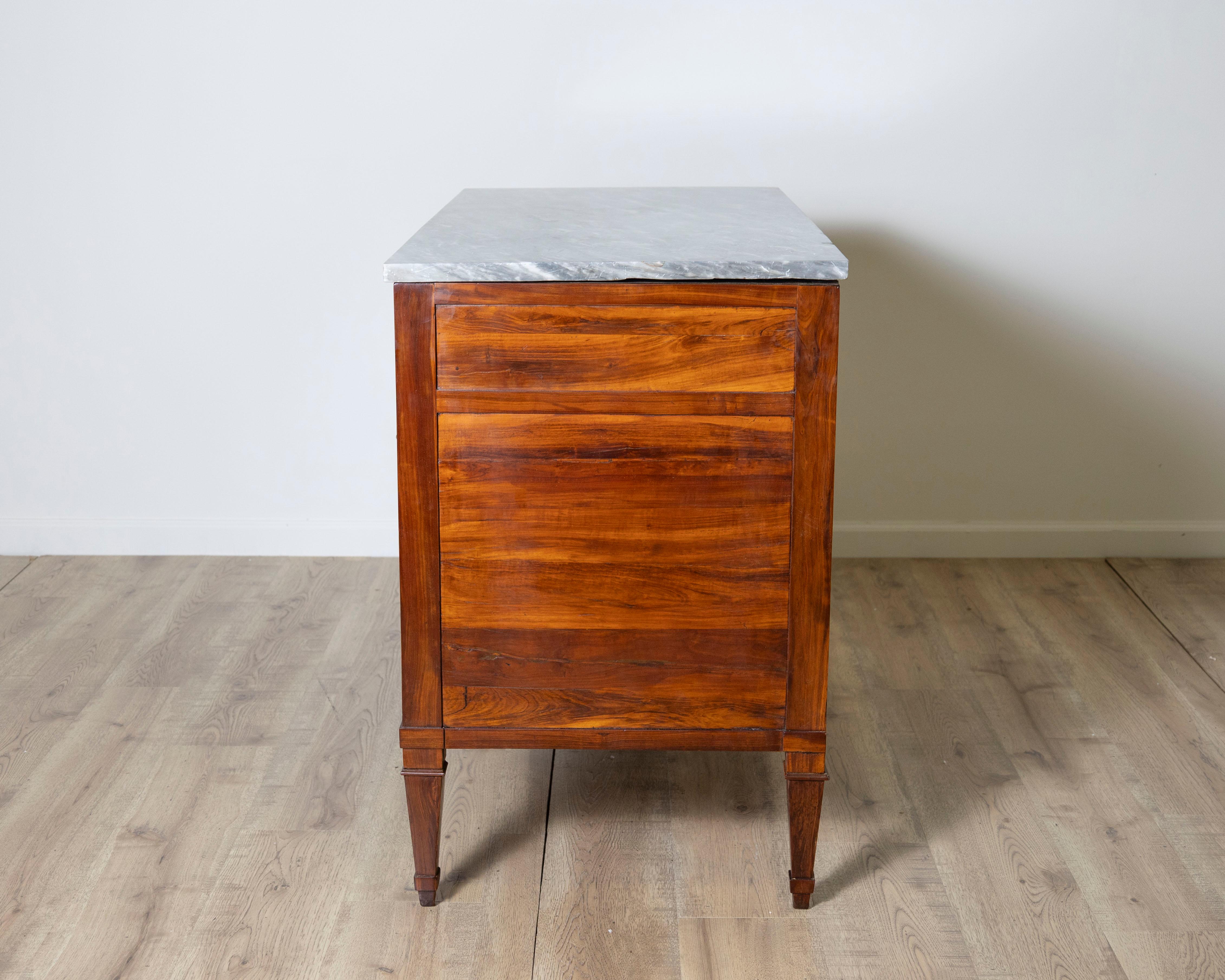 Paire de commodes Directoire en bois prune avec dessus en marbre gris d'origine, 18ème siècle en vente 10