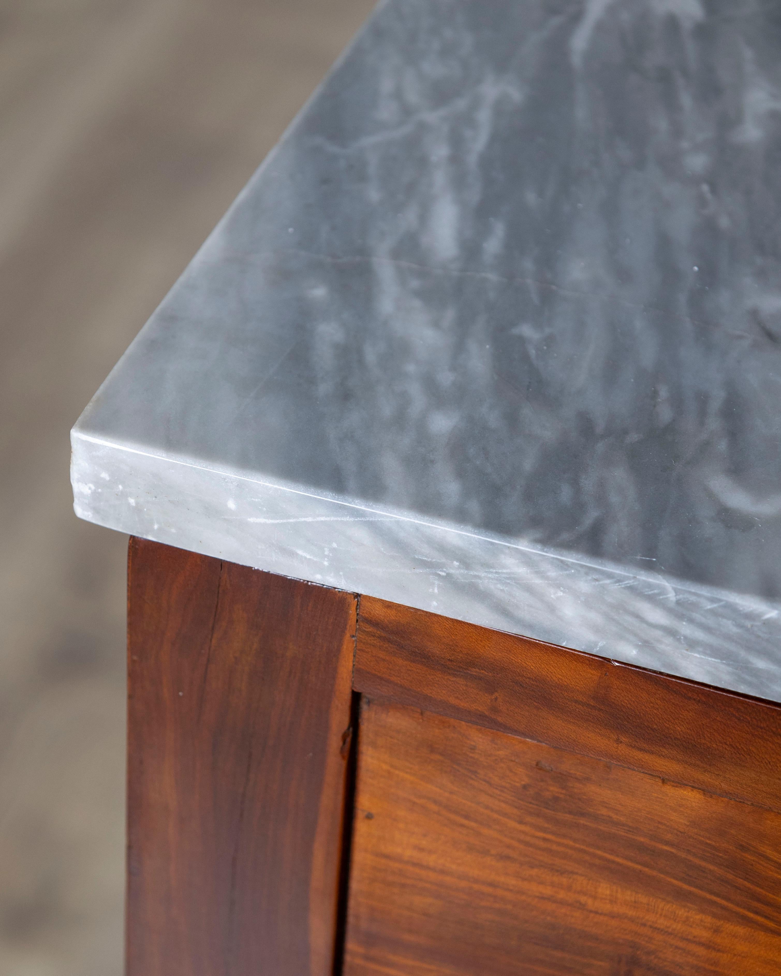 Paire de commodes Directoire en bois prune avec dessus en marbre gris d'origine, 18ème siècle en vente 11