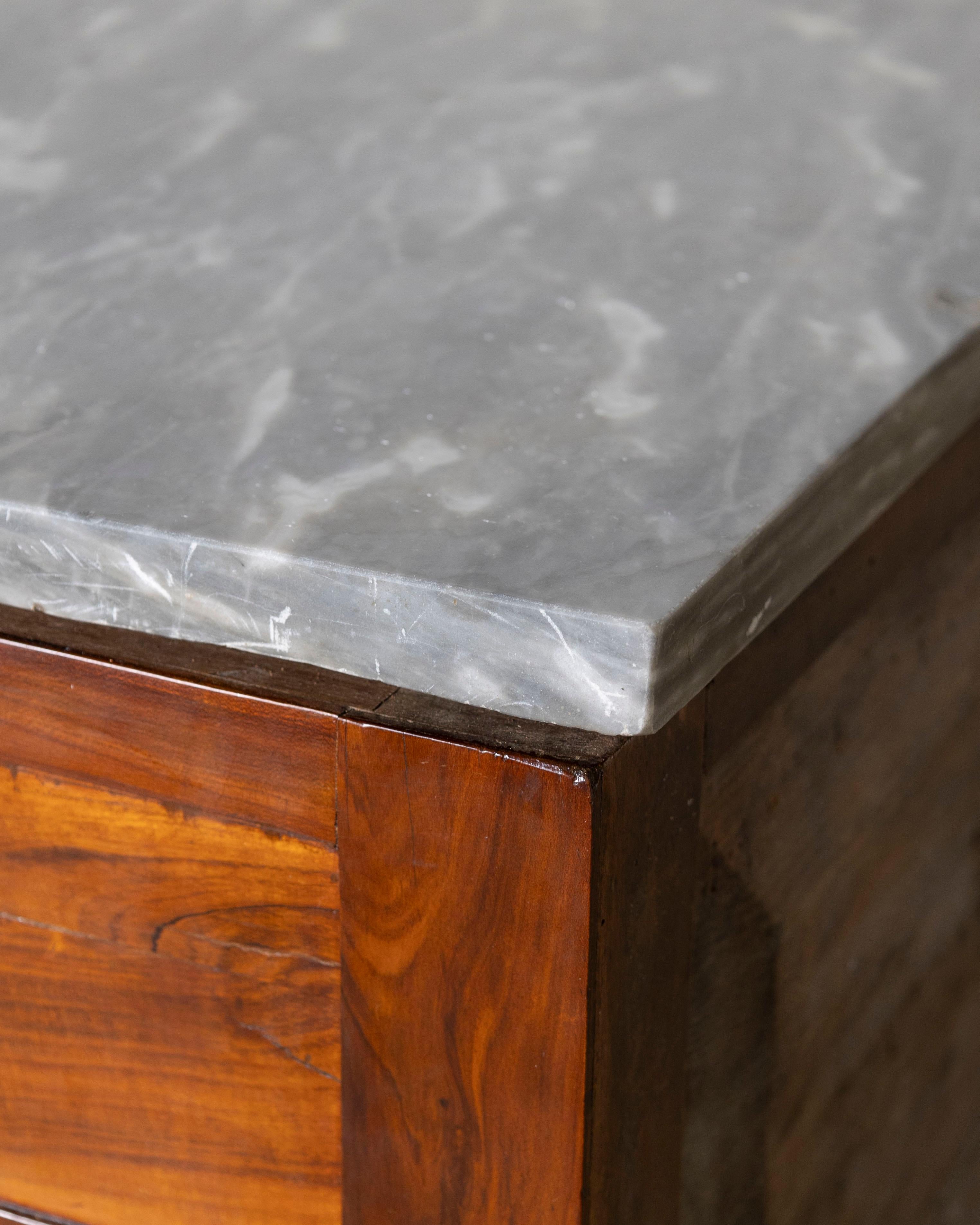 Paire de commodes Directoire en bois prune avec dessus en marbre gris d'origine, 18ème siècle en vente 12