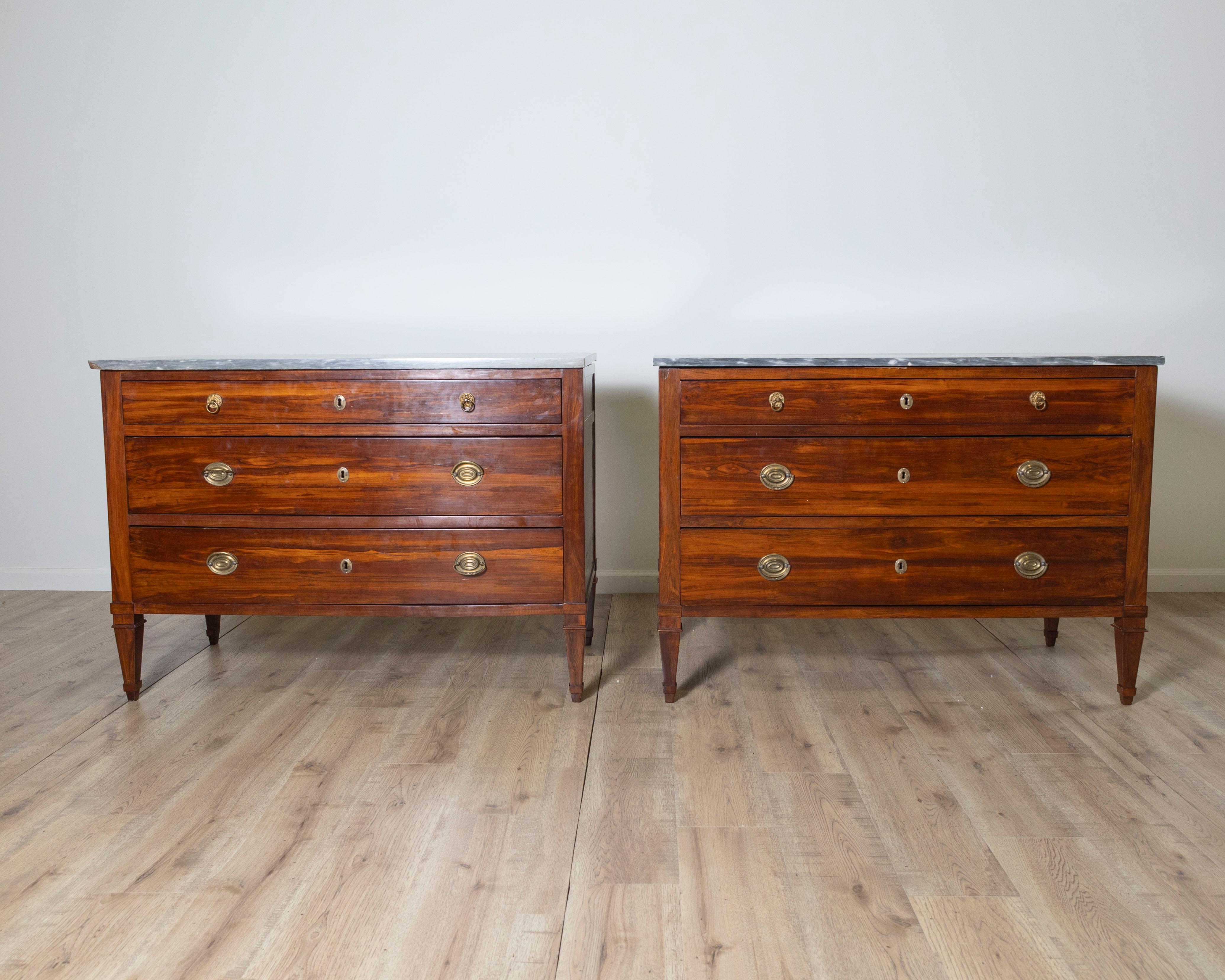 italien Paire de commodes Directoire en bois prune avec dessus en marbre gris d'origine, 18ème siècle en vente