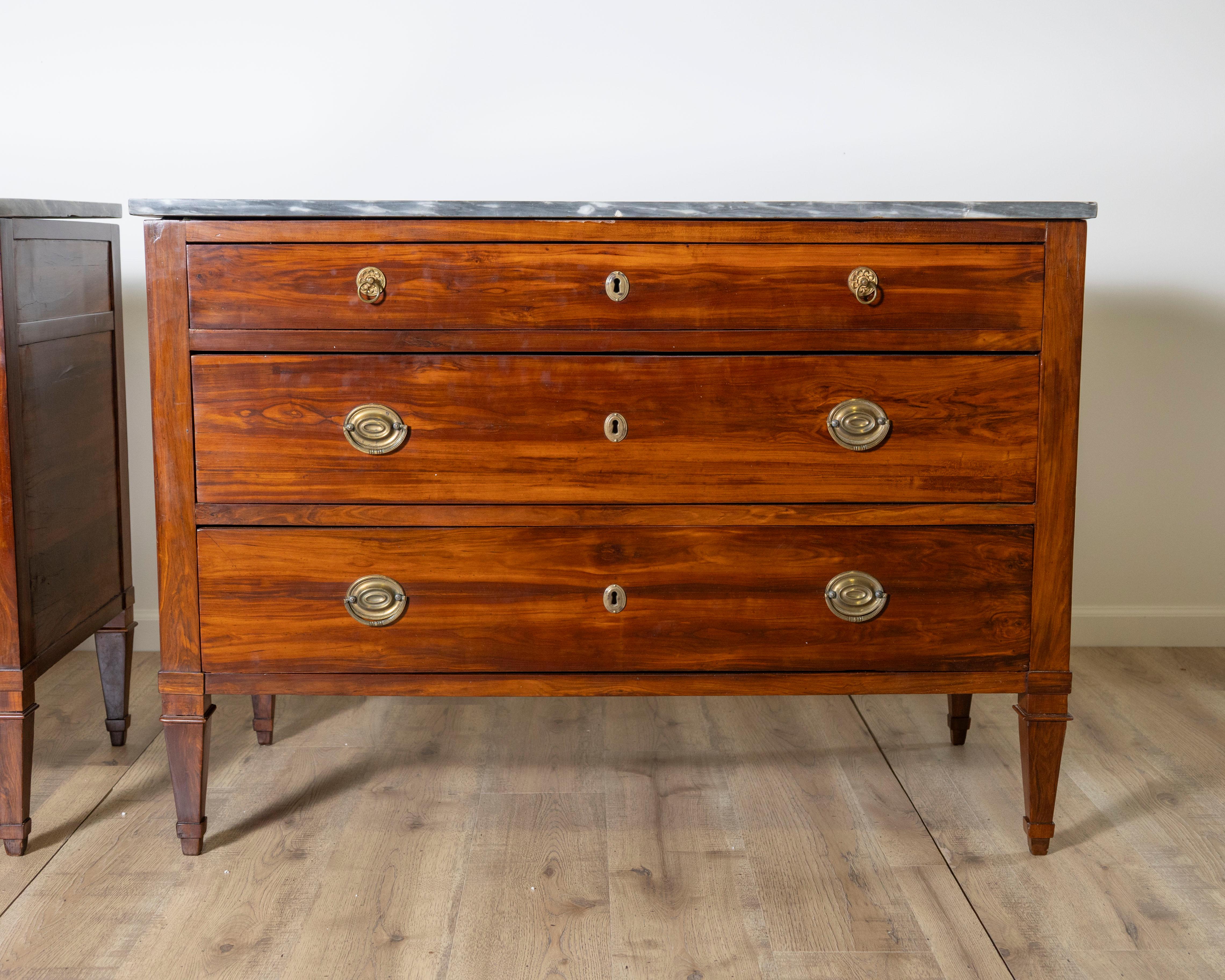 Marbre Paire de commodes Directoire en bois prune avec dessus en marbre gris d'origine, 18ème siècle en vente