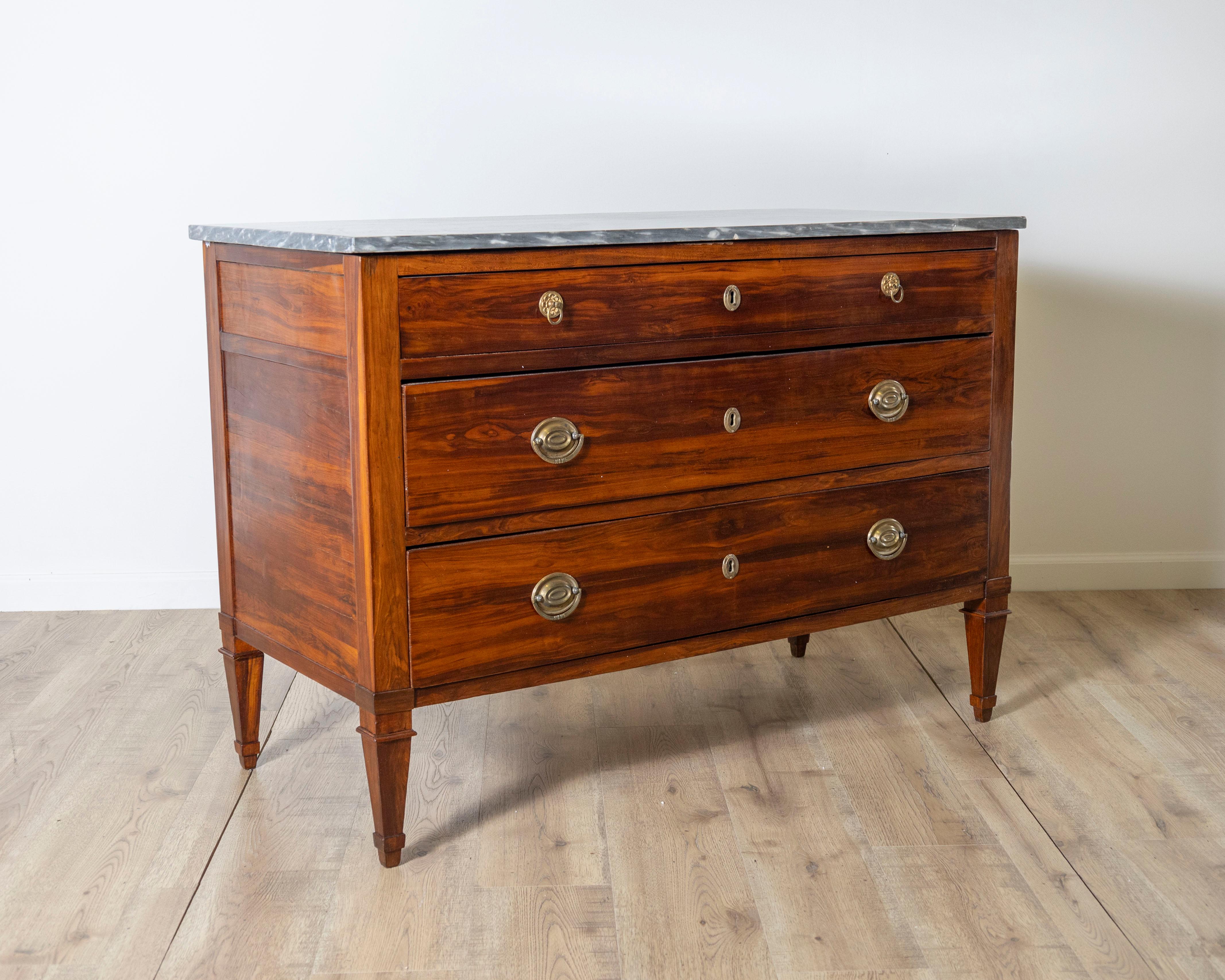 Paire de commodes Directoire en bois prune avec dessus en marbre gris d'origine, 18ème siècle en vente 2