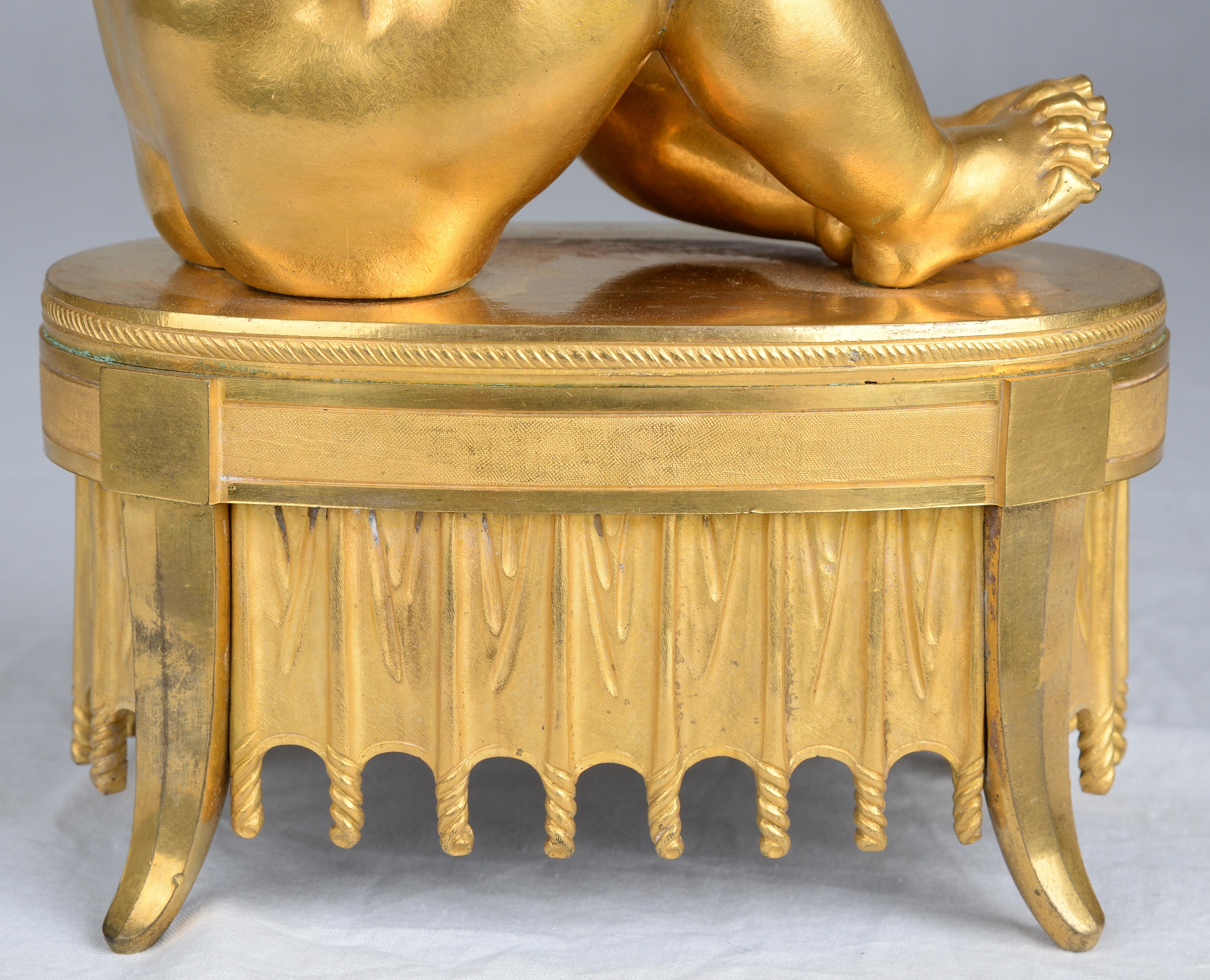 Pareja de esculturas alegóricas de niños en bronce dorado del Directorio en venta 5