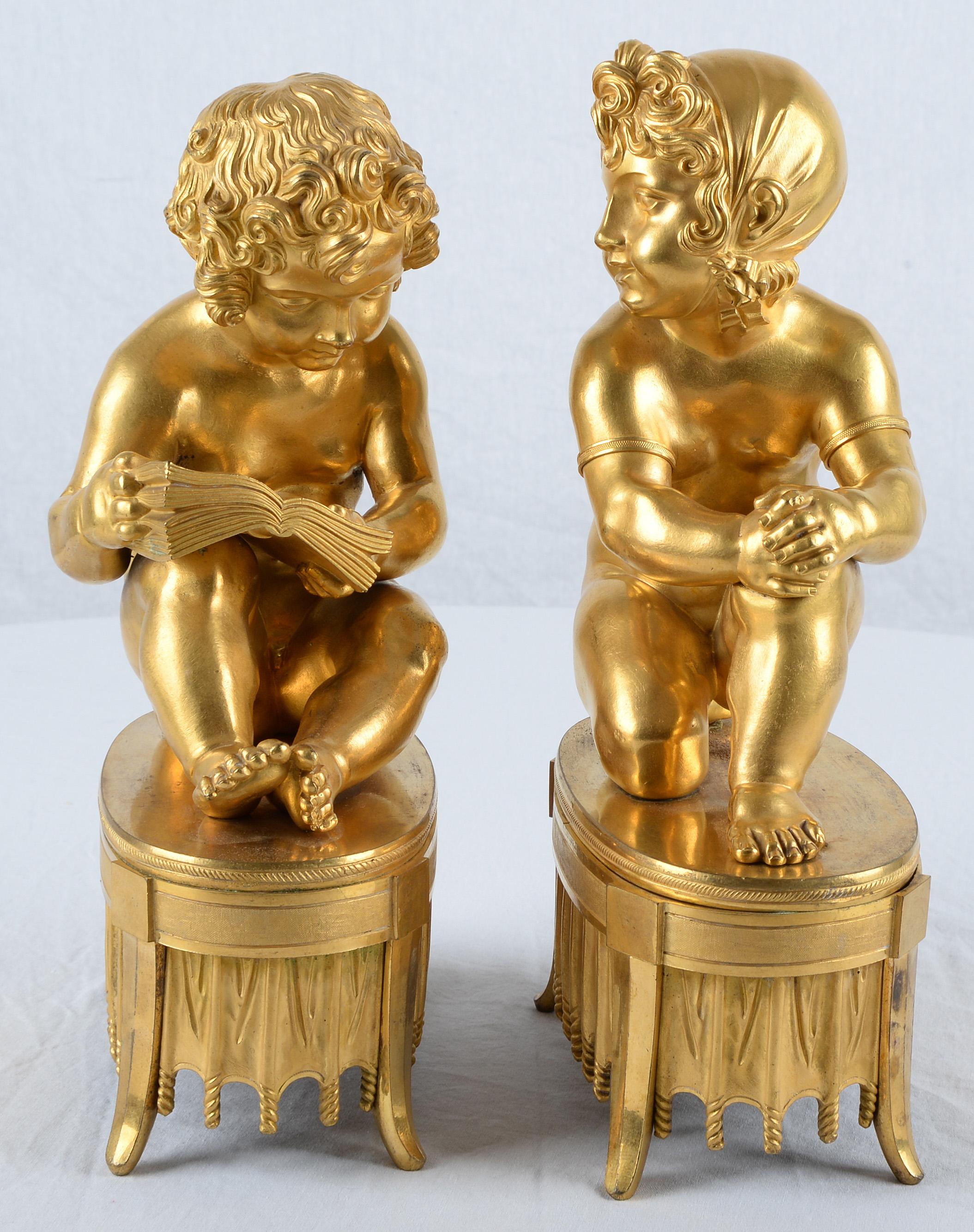 Pareja de esculturas alegóricas de niños en bronce dorado del Directorio Francés en venta