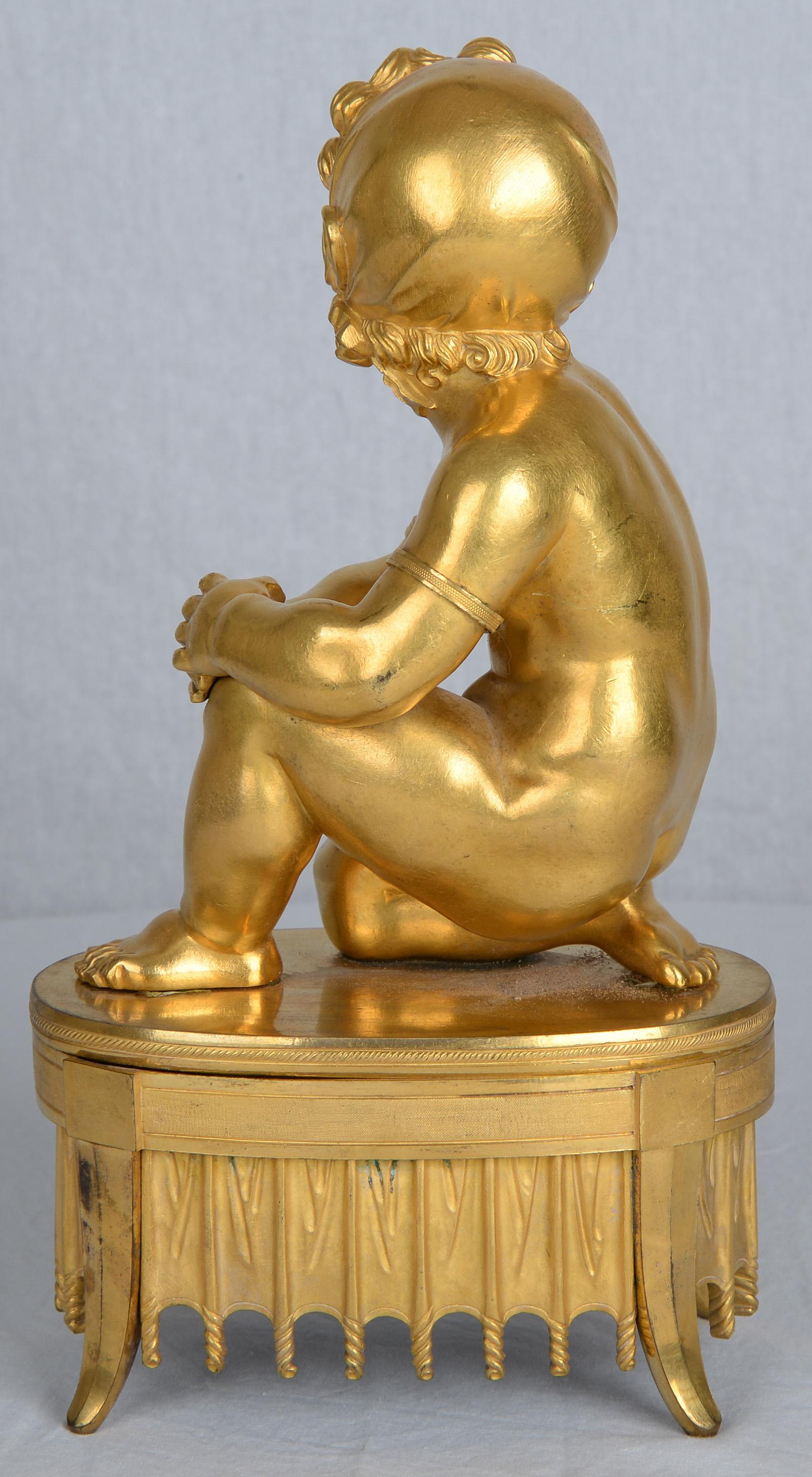Pareja de esculturas alegóricas de niños en bronce dorado del Directorio Ormolú en venta
