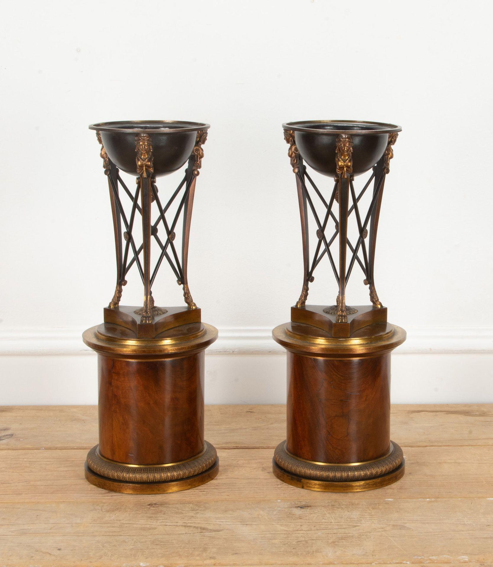 Fina y rara pareja de athénienne o atriles franceses de principios del siglo XIX, época del Directorio, de bronce y ormolu.
Sobre zócalos circulares de caoba con monturas de ormolina.
Circa 1800.
