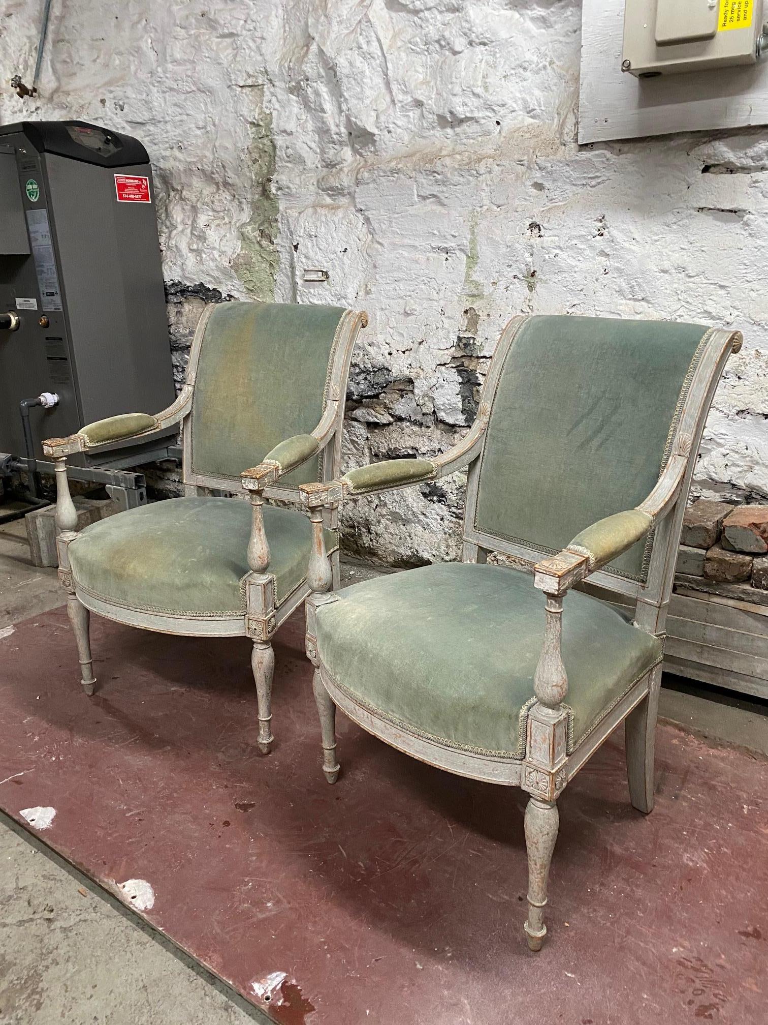 Paar Sessel aus der Zeit des Directoire: grau lackierte Sessel nach einem Modell von Jacob Desmalter . Frankreich: um 1800 Sitzhöhe: 17 Zoll.
