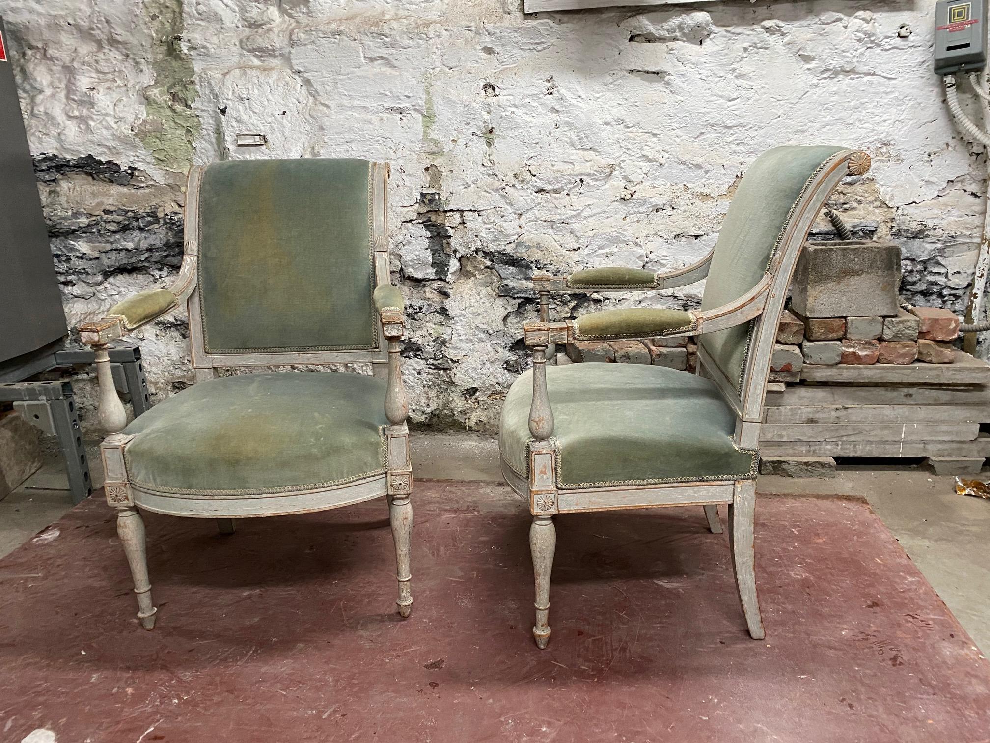 Paar bemalte Sessel aus der Directoire-Periode nach einem Modell von Jacob Desmalter (Französisch) im Angebot