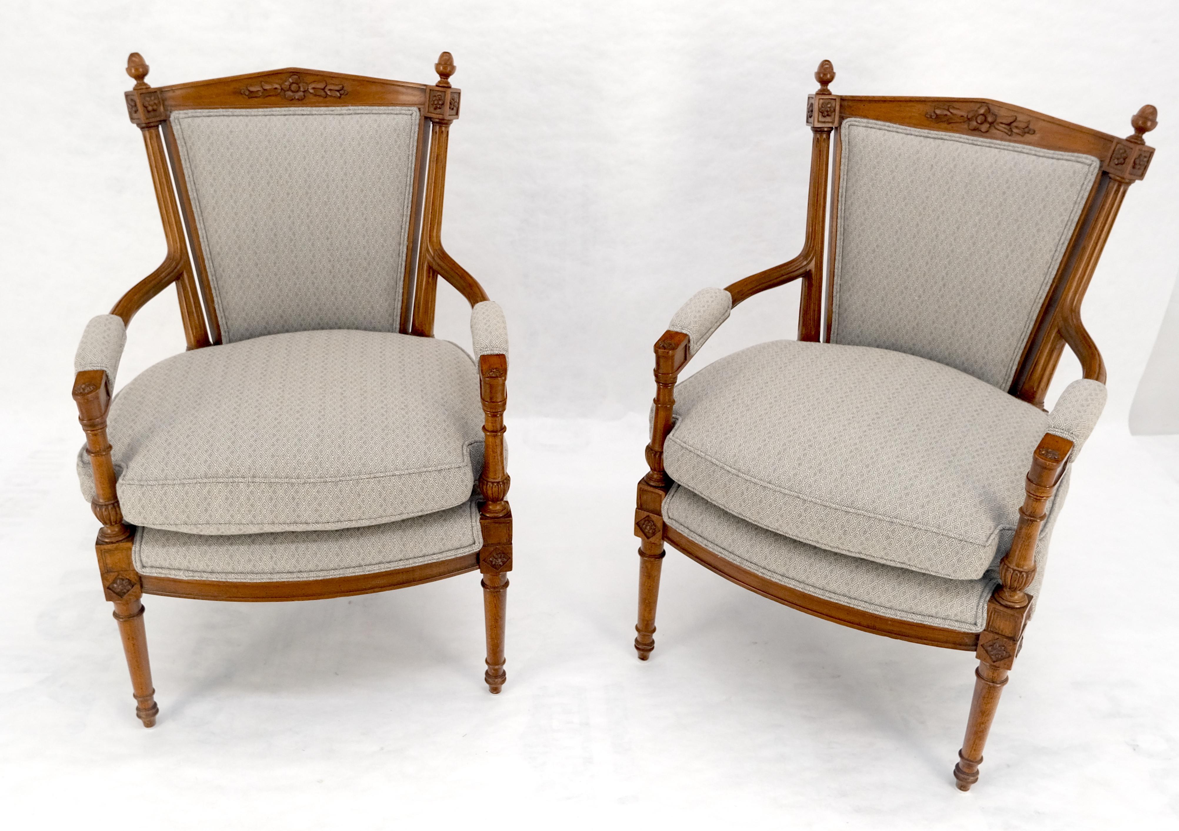 Sculpté Paire de chaises longues à accoudoirs en cerisier massif, style Directoire, avec épis de faîtage MINT ! en vente