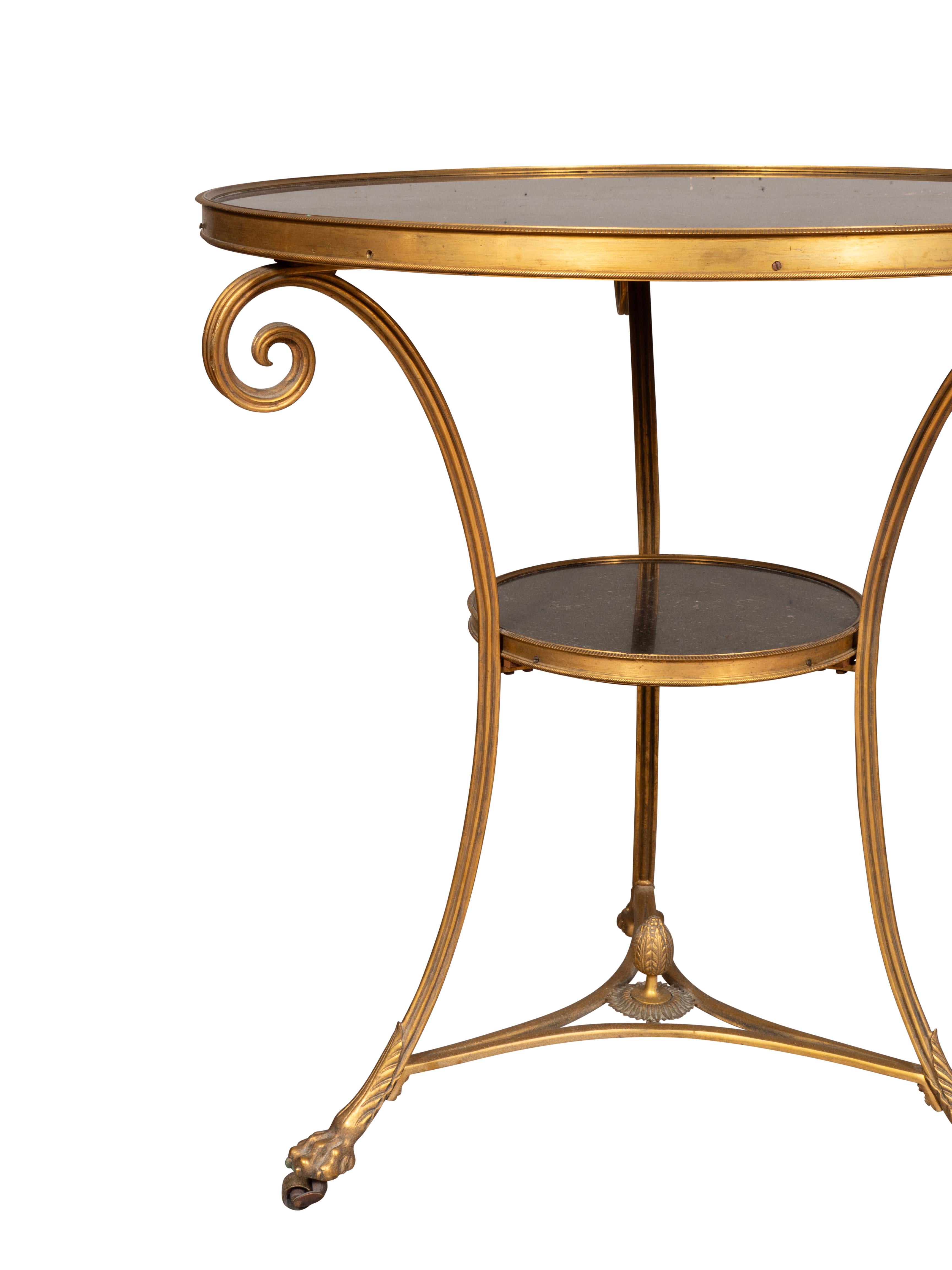 Francese Coppia di tavoli gueridon in bronzo e granito in stile Directoire in vendita
